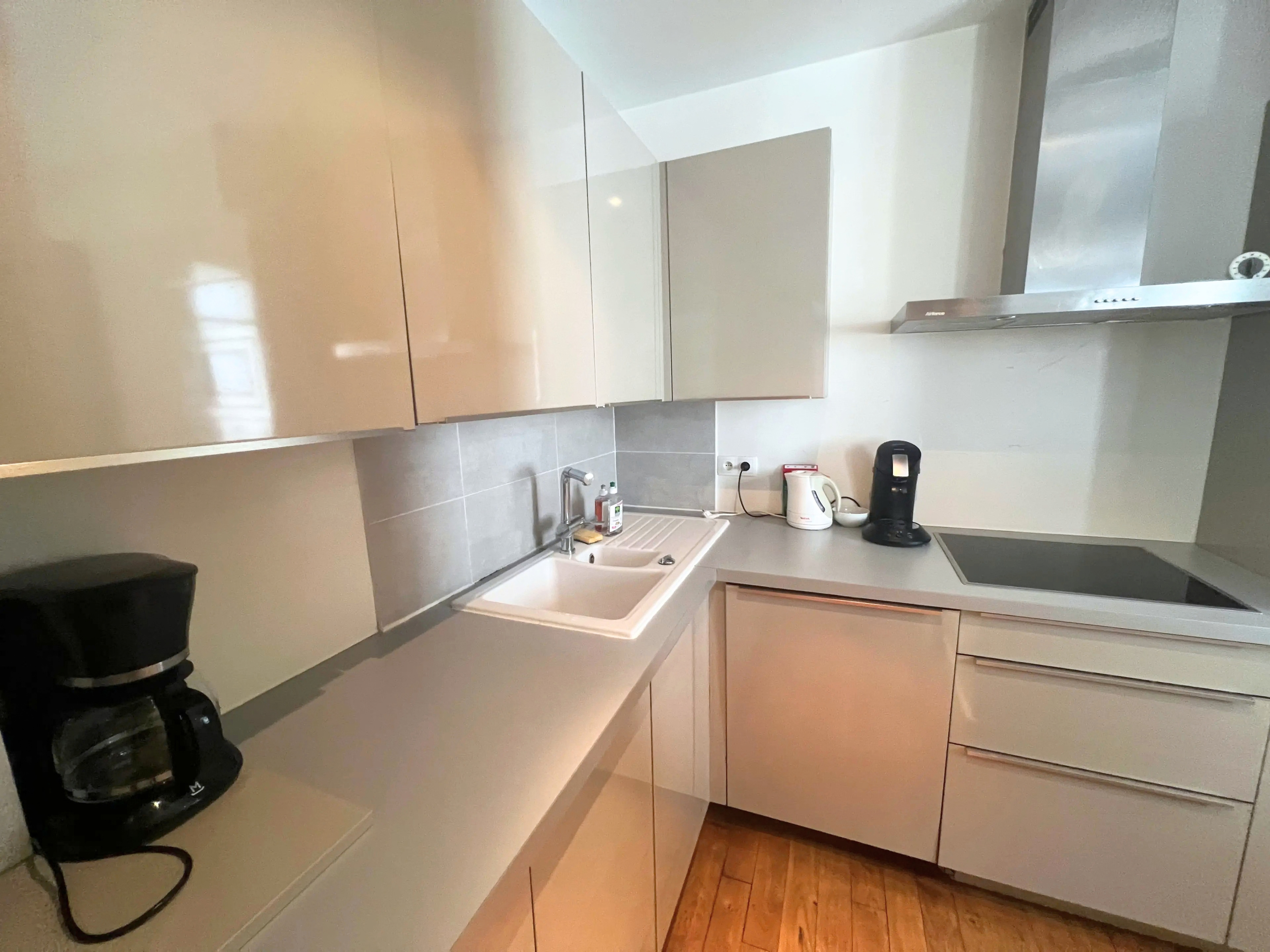 Elegant 2-bedroom apartment for rent rue Saint-Didier Chaillot Paris 16e, bright living room with mouldings, point de Hongrie parquet and semi-open kitchen