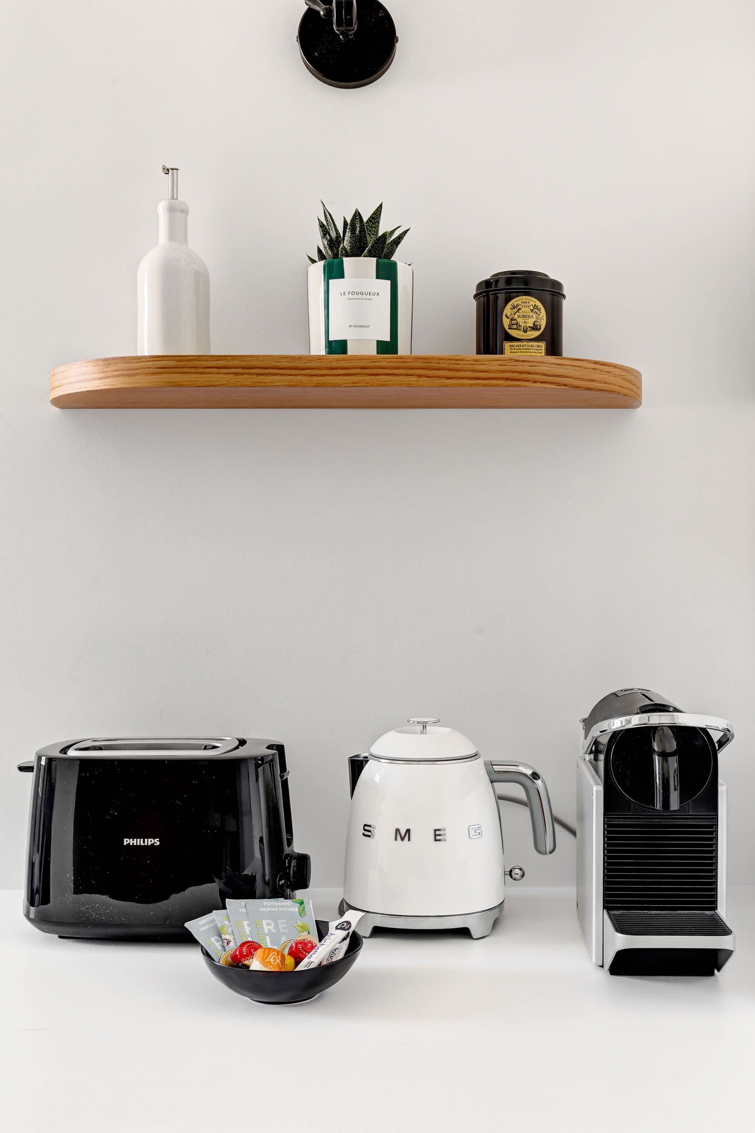 Cuisine fonctionnelle et équipée : grille-pain, évier, plaques, aménagements, etc.