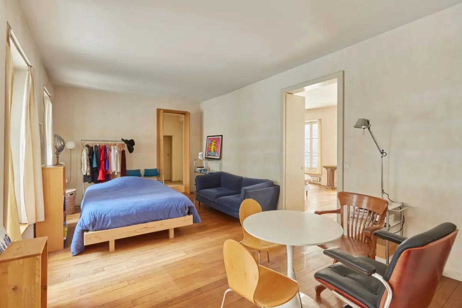 Chambre lumineuse avec canapé et coin repas