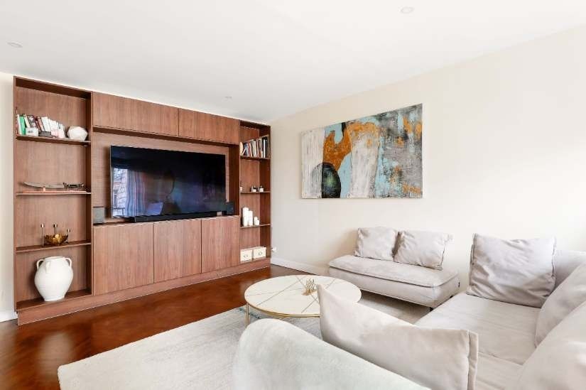  Appartement signé architecte années 1930 à La Garenne-Colombes près de La Défense, salon lumineux avec canapé et TV écran plat internationale