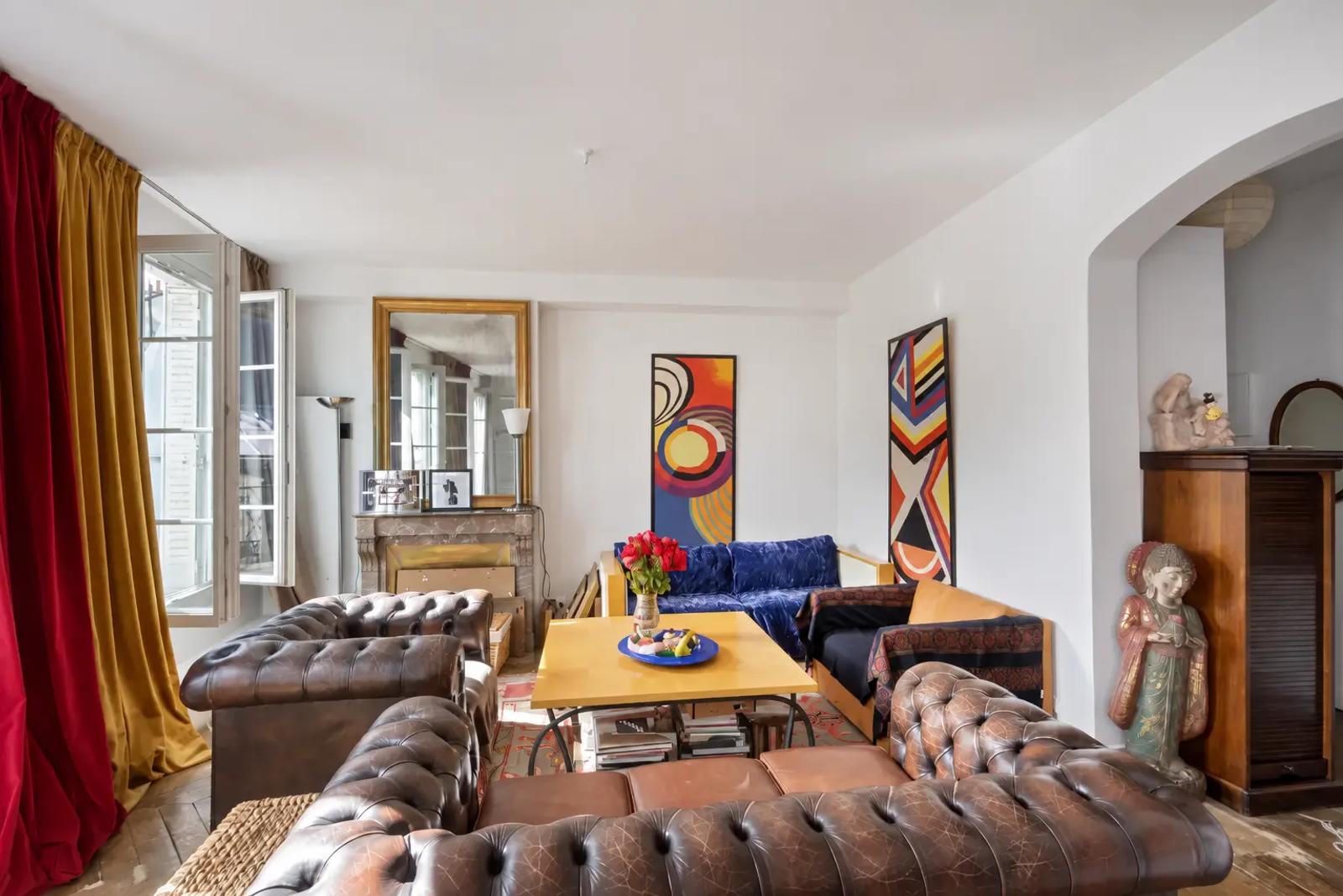 Salon avec cheminée et canapés en cuir