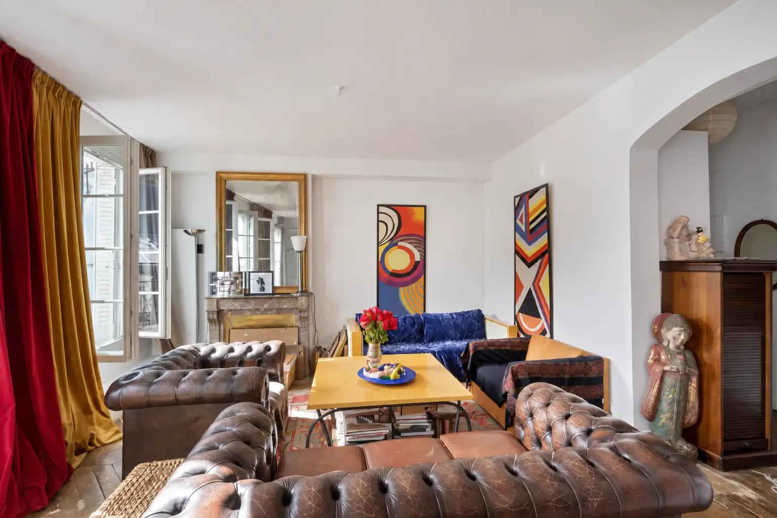 Salon avec cheminée et canapés en cuir