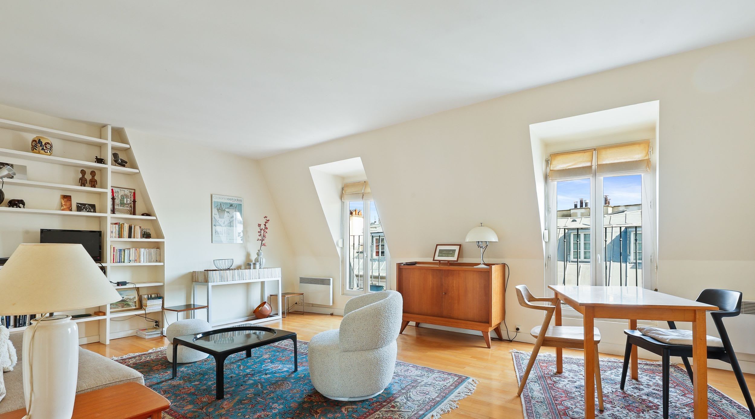 Un salon chaleureux et décoré avec goût, l'endroit idéal pour se relaxer après une journée à Paris.