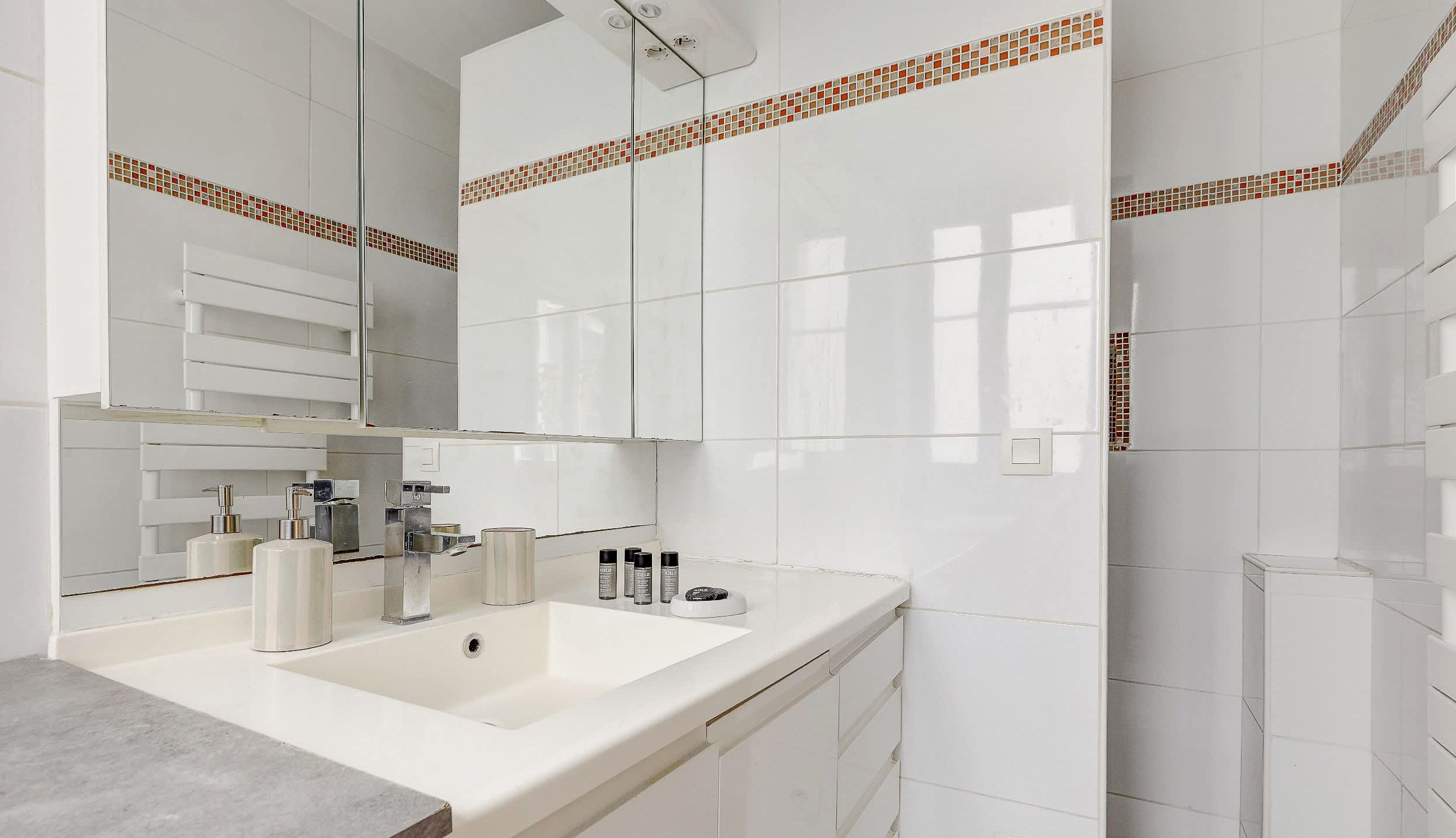 Bathroom: shower, washbasin, mirror, and toilet