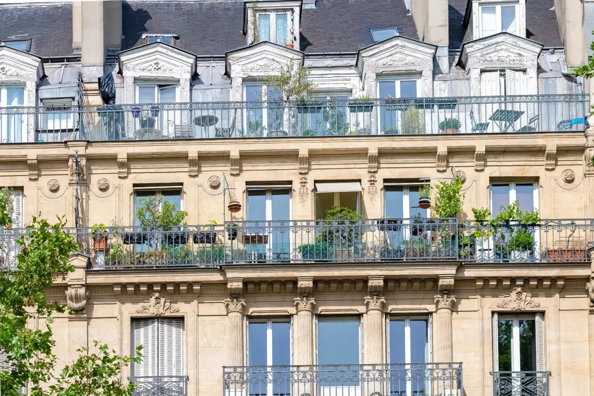 Façade parisienne ornée, agrémentée de balcons et de plantes