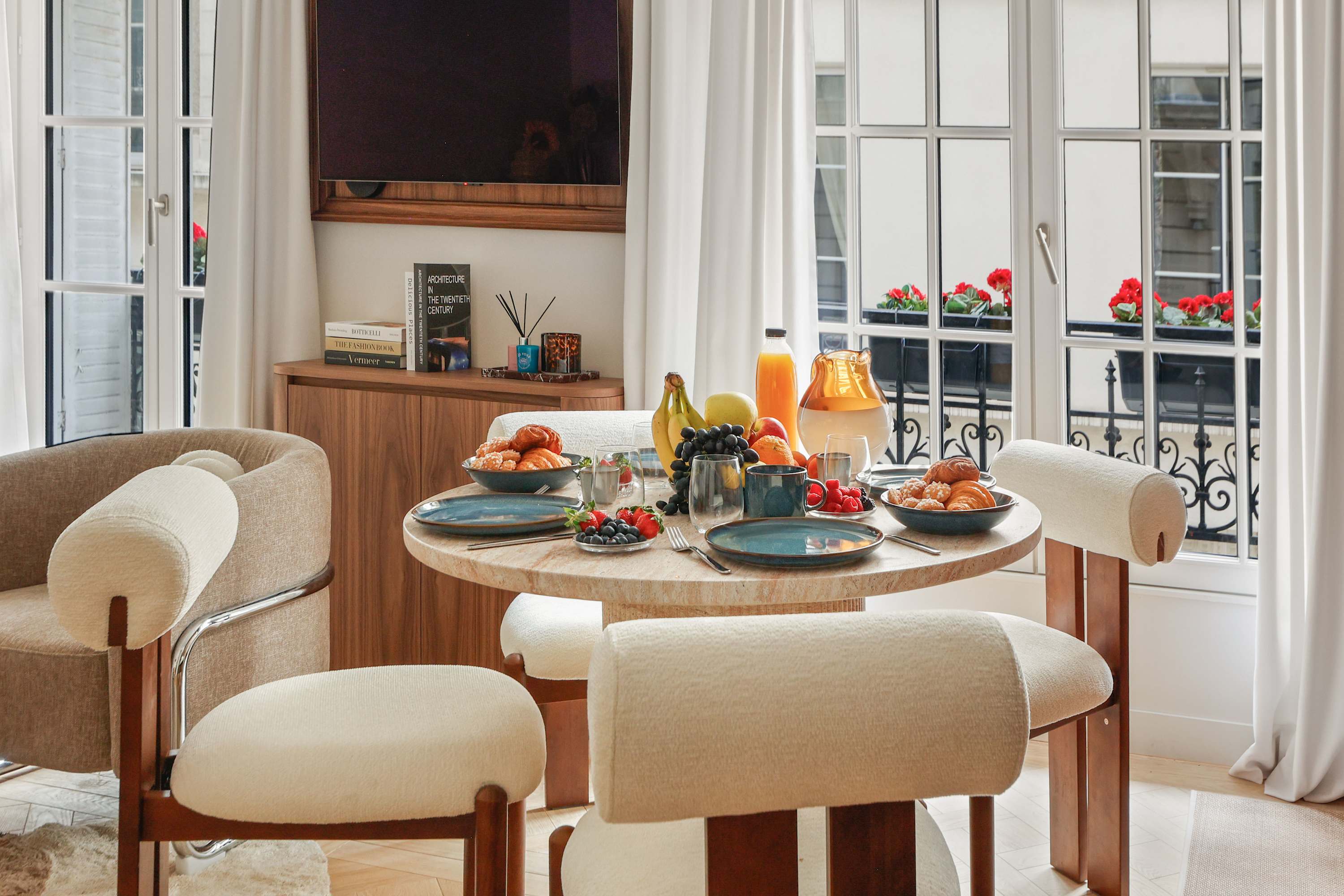 Appartement de luxe signé architecte face au Bon Marché, Paris 6e, salon lumineux avec parquet de Versailles et menuiseries sur-mesure