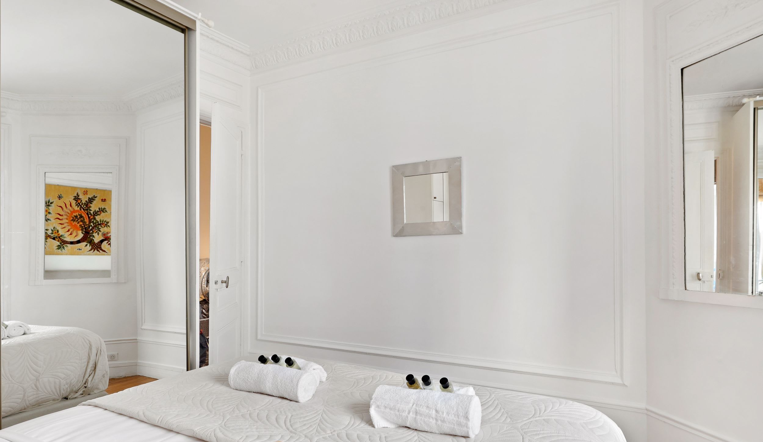 Chambre 2 : Une chambre avec un lit double chaleureuse et lumineuse, idéale pour se reposer en toute sérénité.
