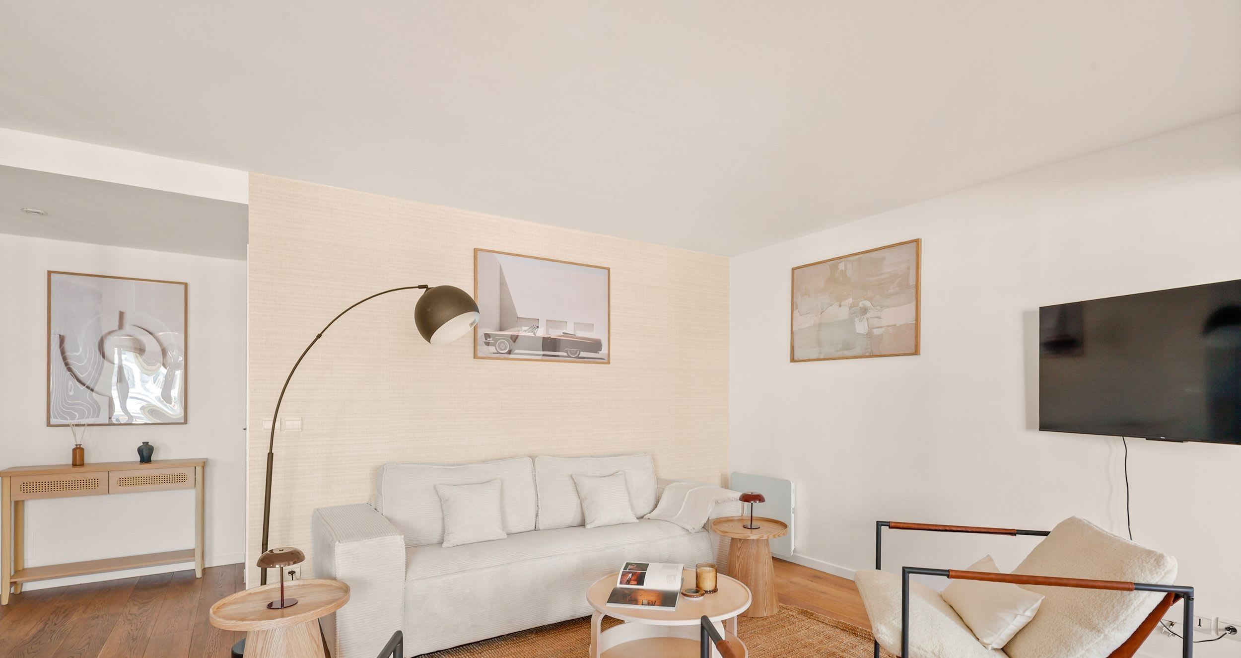 Séjour lumineux avec canapé en velours côtelé et table à manger dans un appartement deux chambres rénové rue Jean Bologne, Passy, Paris 16e