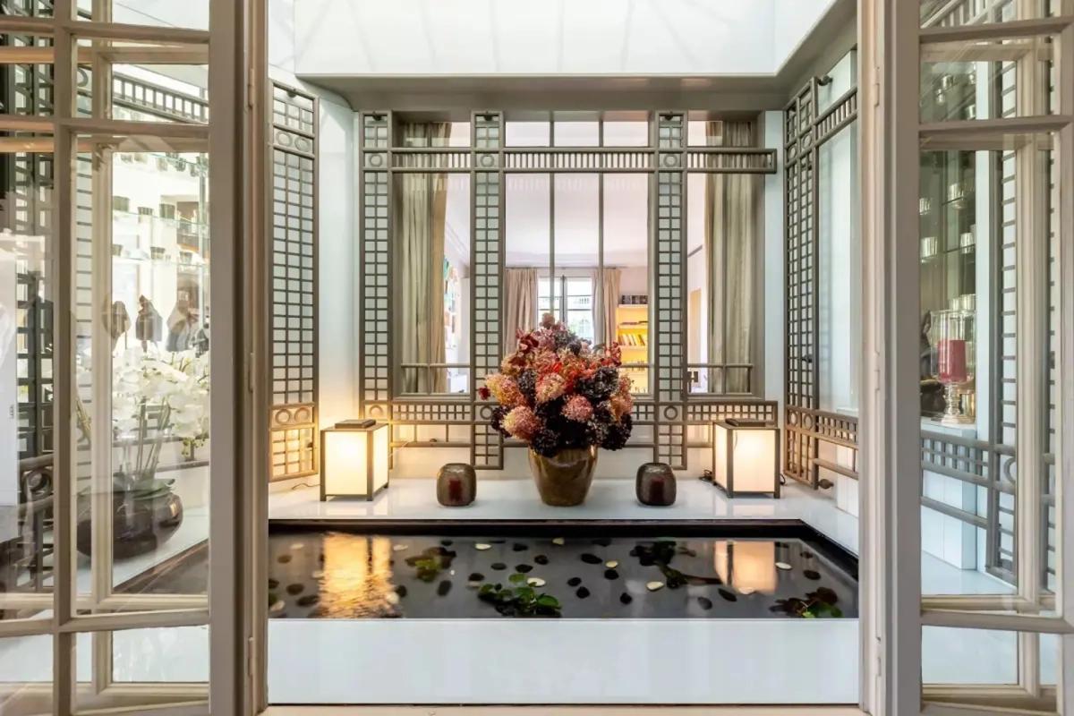 Bassin décoratif intérieur dans un appartement parisien