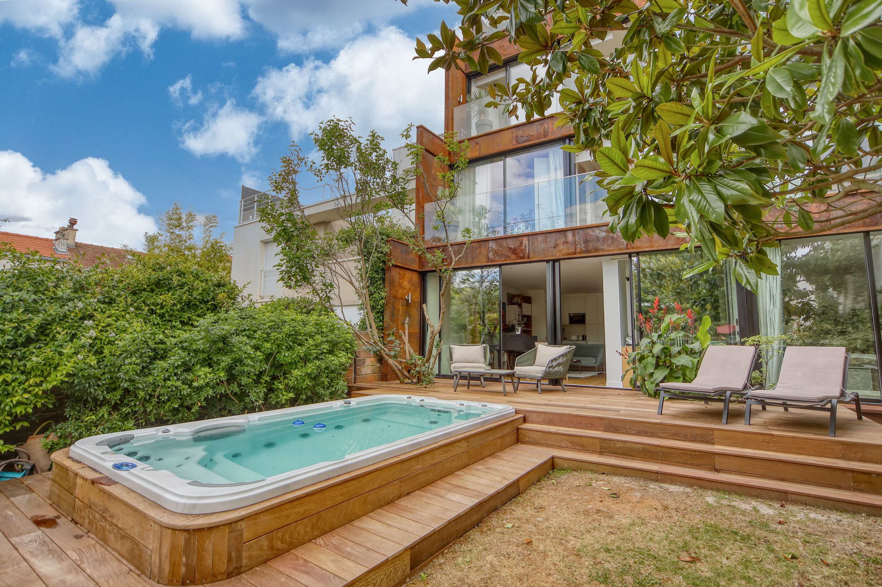 Jardin arboré avec spa