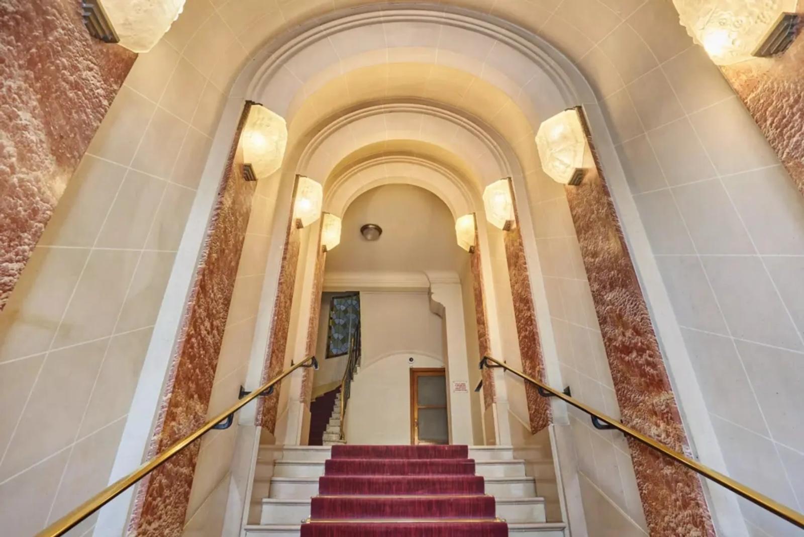 Entrée majestueuse avec escalier en marbre