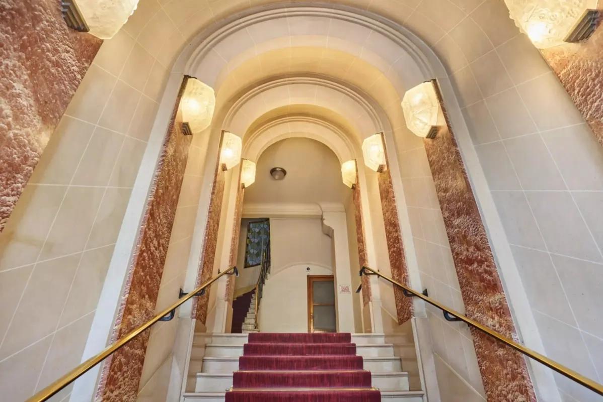 Entrée majestueuse avec escalier en marbre