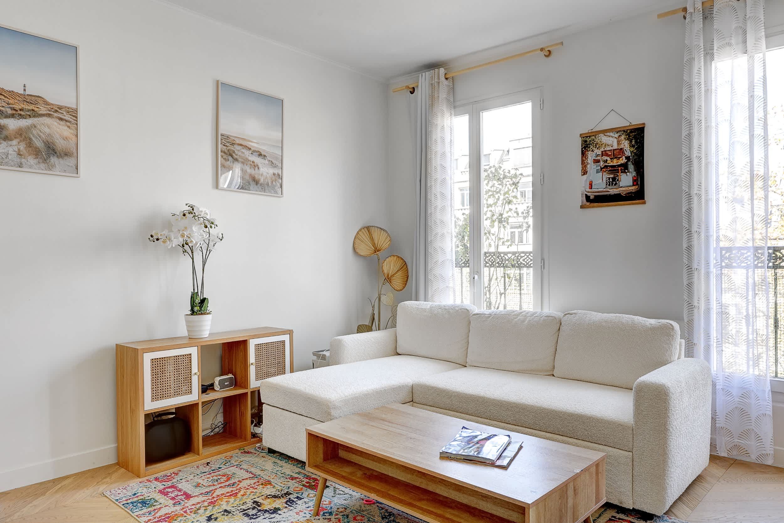 Appartement haussmannien dernier étage rue Meslay près de République Paris 3e, salon lumineux et traversant avec canapé-lit design et décoration raffinée