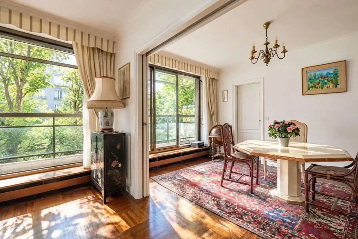 Salle à manger lumineuse avec vue sur jardin