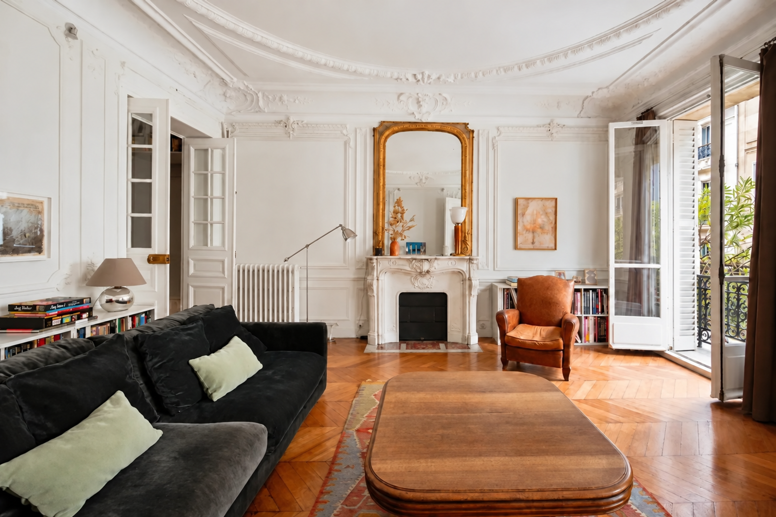 Grand salon parisien avec éléments d'époque