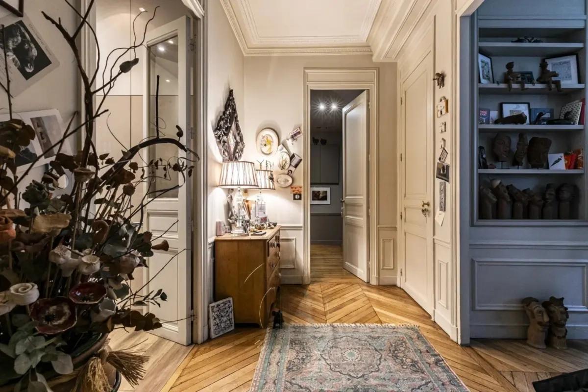 Entrée d'appartement avec parquet point de Hongrie