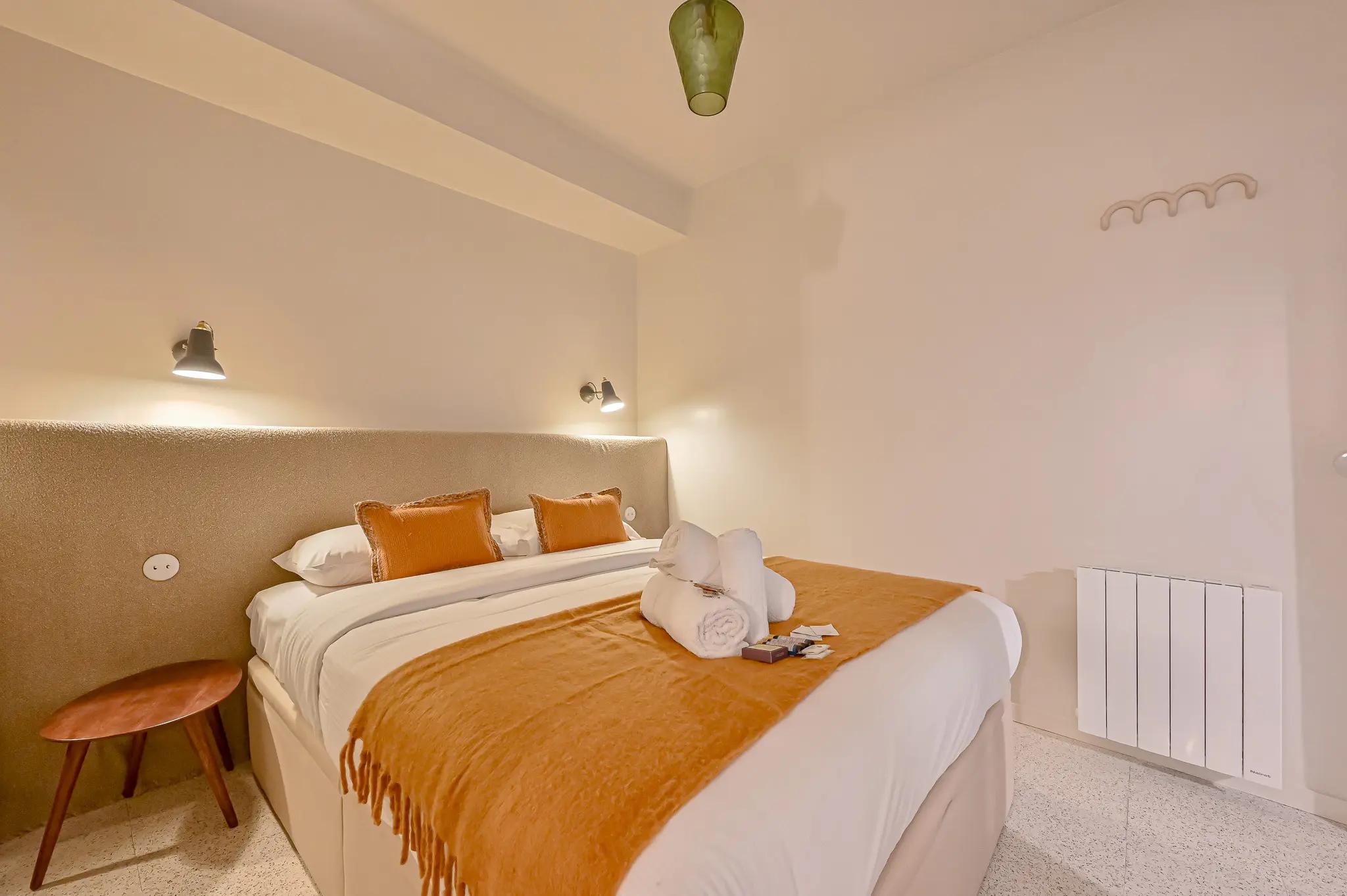 Chambre chaleureuse avec lit double et liseuses