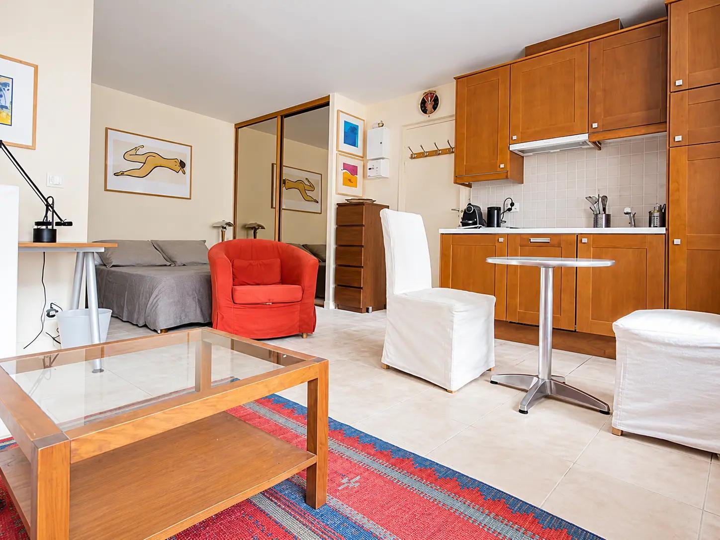 Open-plan studio with kitchen, dining area and sleeping space
