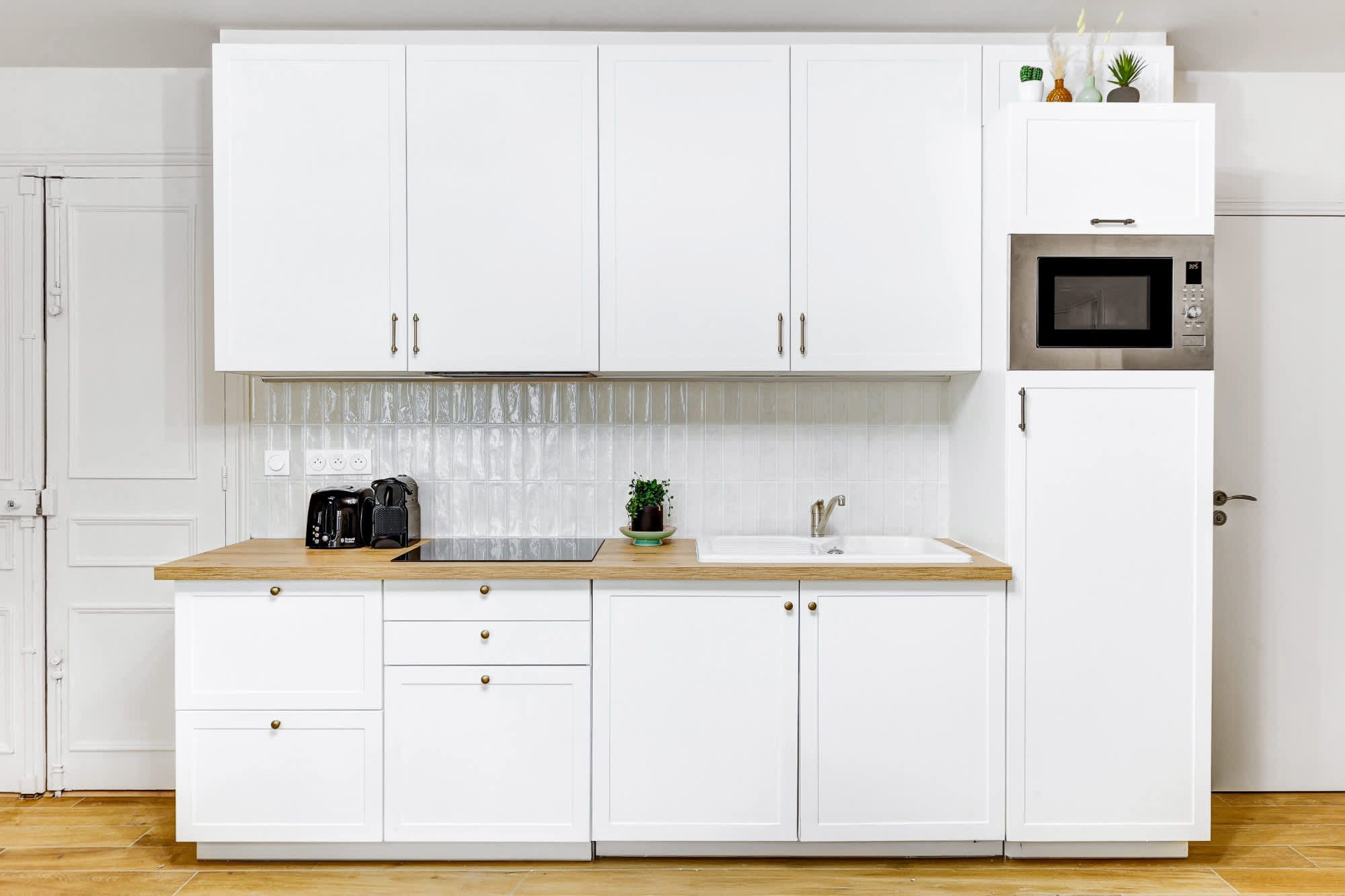 Appartement meublé rénové de 55 m² rue des Tournelles Paris 4e, canapé-lit et coin repas dans un intérieur lumineux du Marais