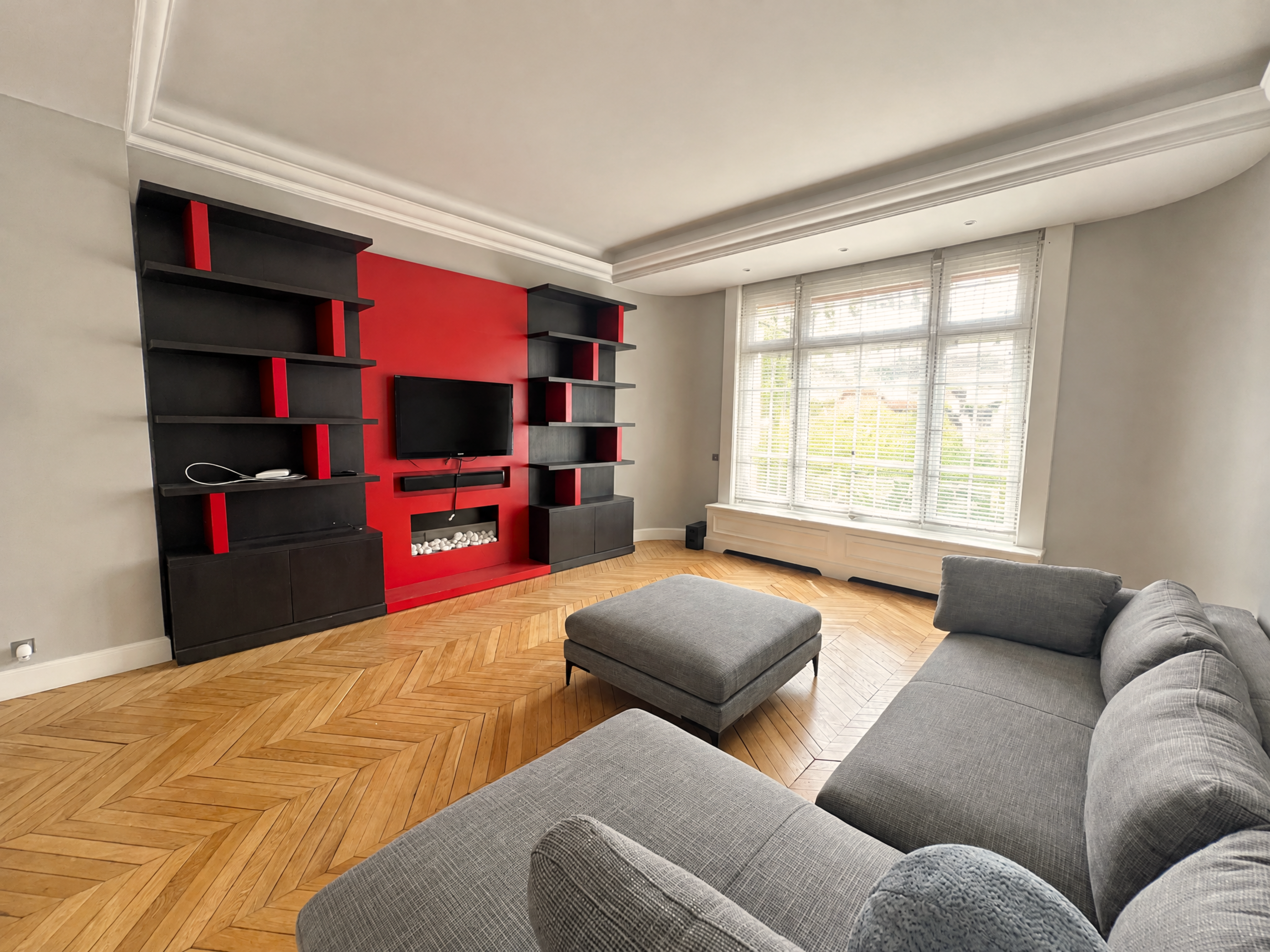 Appartement de réception haussmannien meublé 4 chambres à louer avenue Raymond Poincaré Paris 16e, triple réception avec moulures, cheminée et parquet point de Hongrie