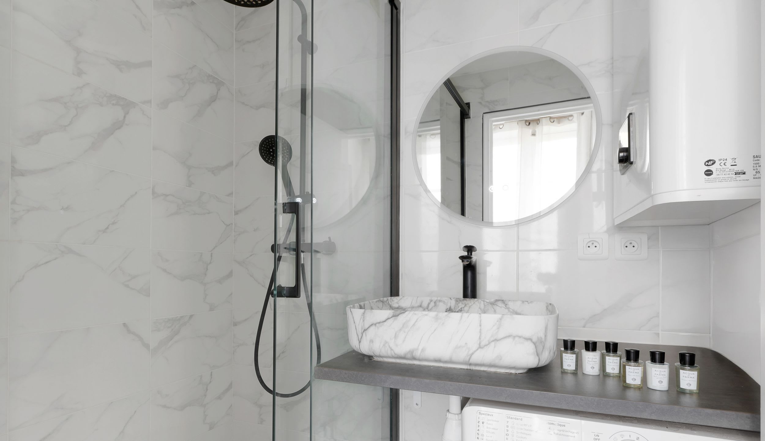 Appartement meublé rue Saint-Séverin Paris 5e, canapé-lit sous des poutres apparentes dans un intérieur du Quartier Latin