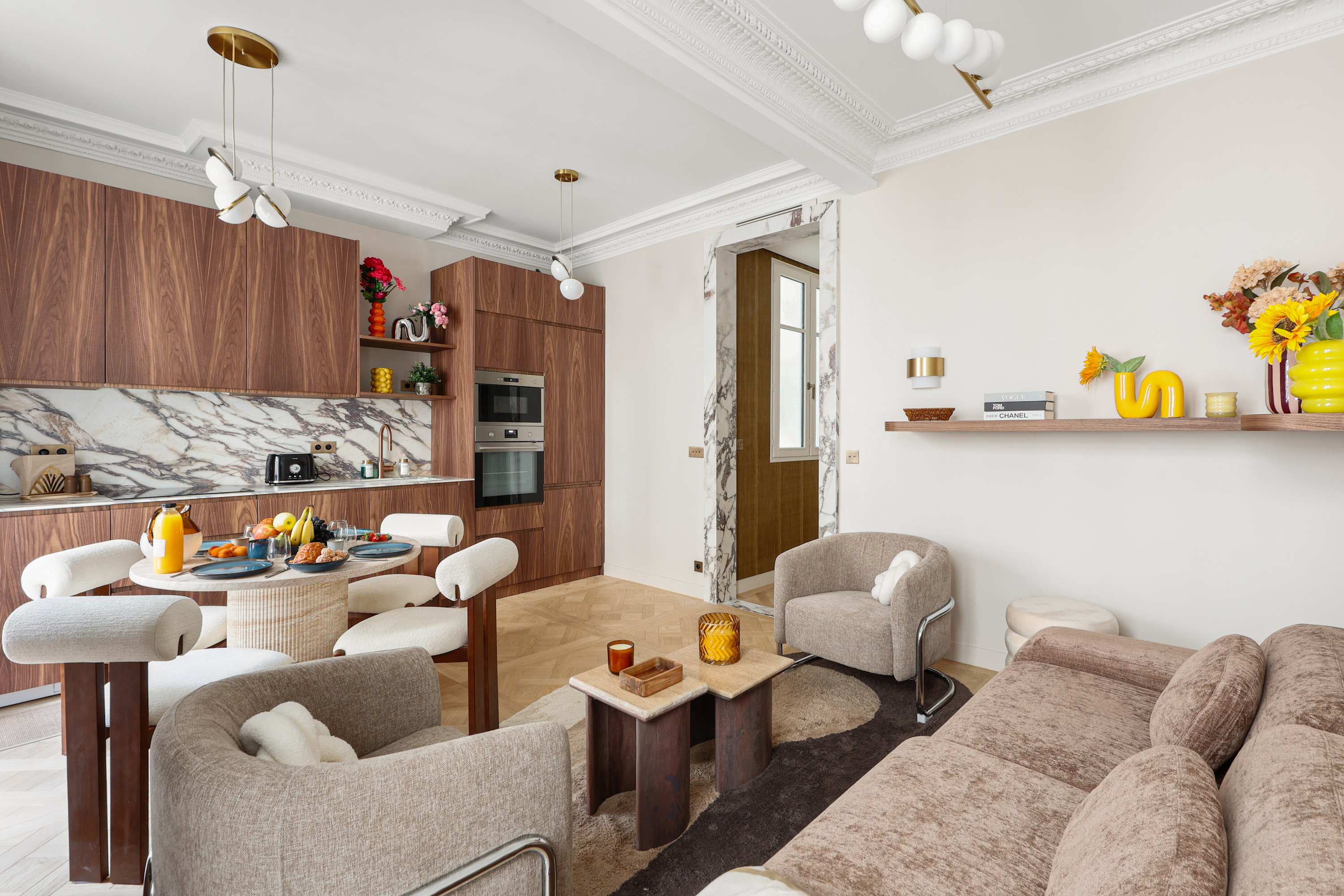 Appartement de luxe signé architecte face au Bon Marché, Paris 6e, salon lumineux avec parquet de Versailles et menuiseries sur-mesure
