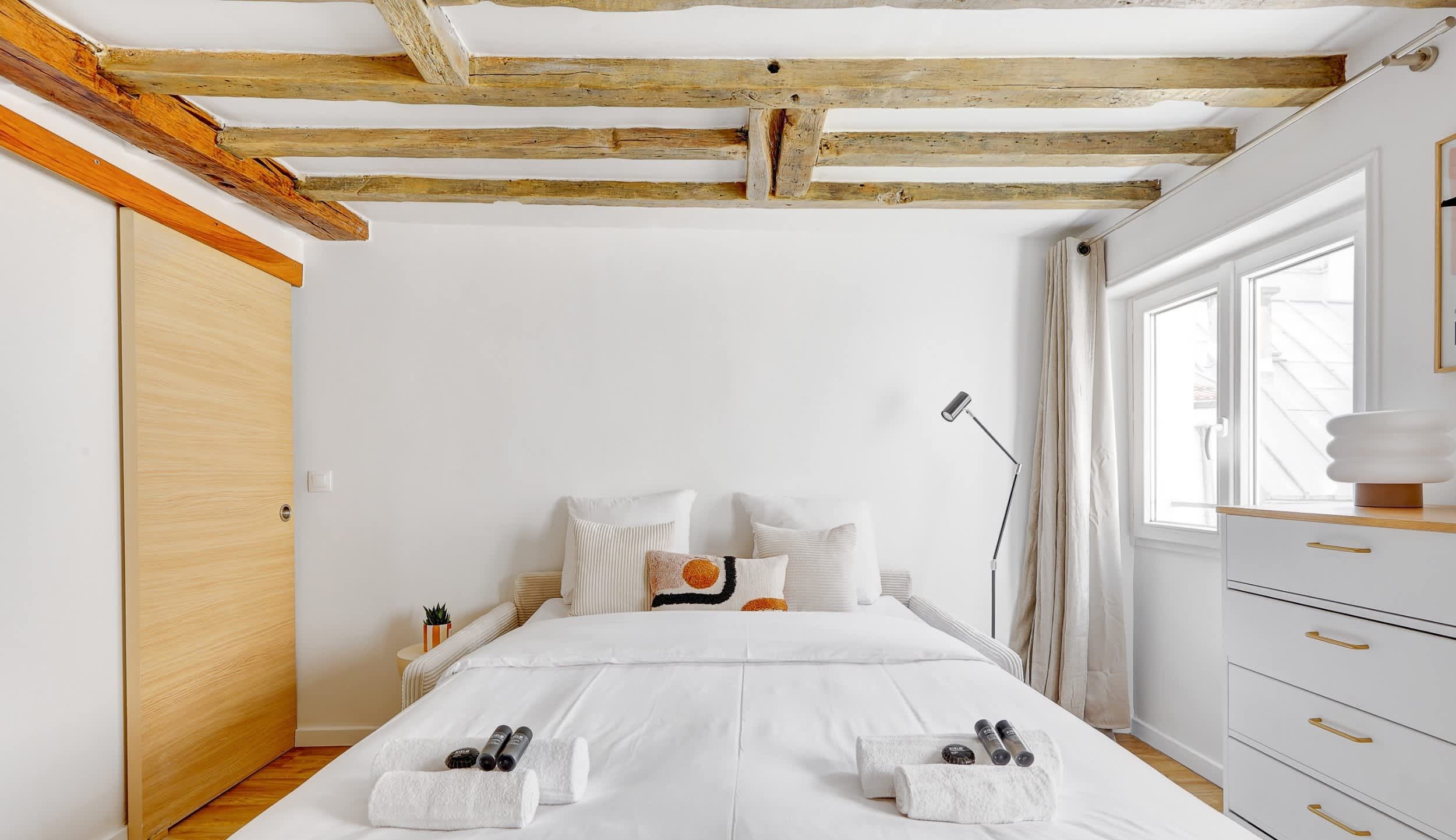 Welcome to our living room, open onto the kitchen, featuring a comfortable sofa bed, a dining corner and a TV.