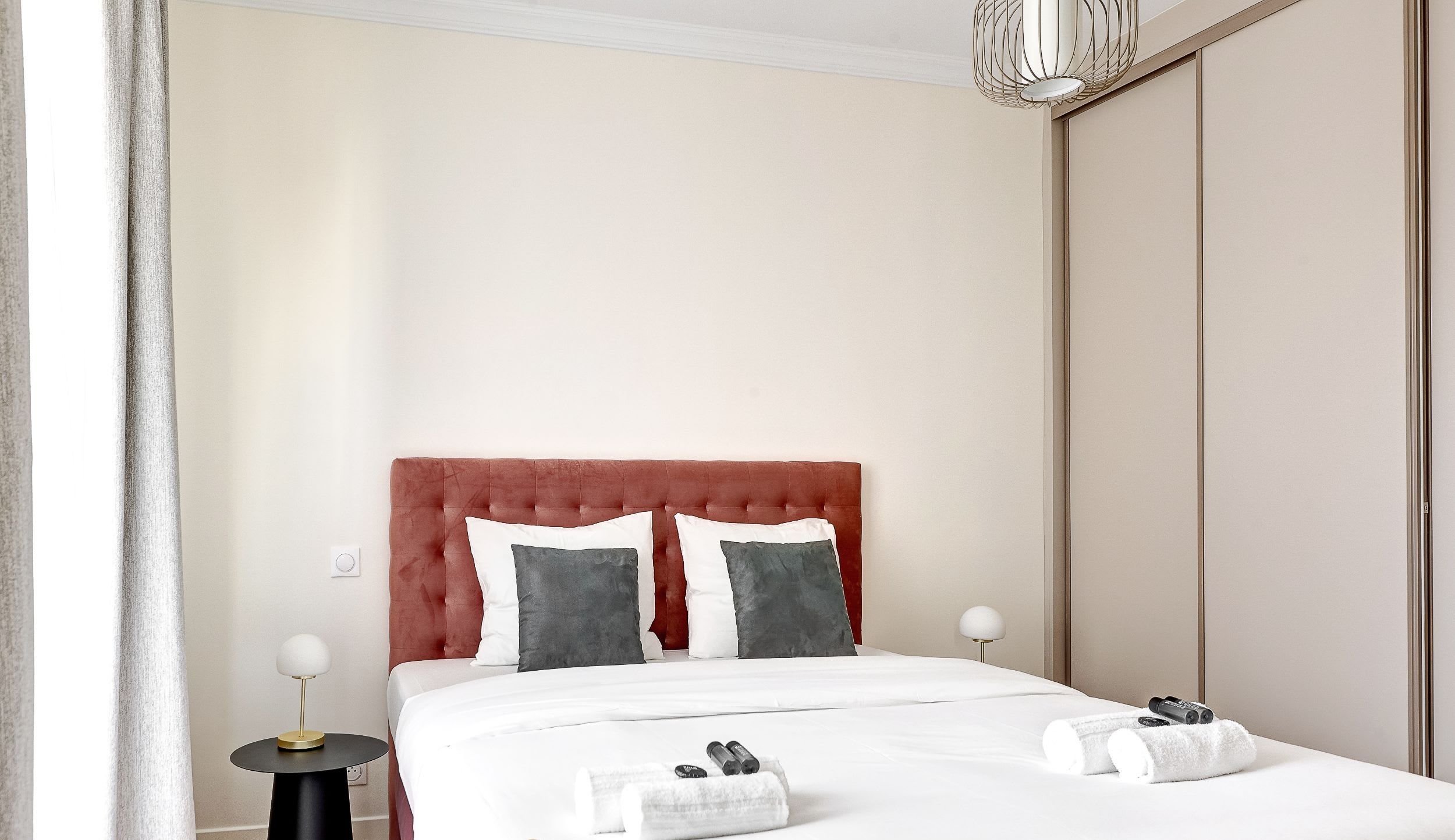 The bedroom features a comfortable 160 x 200 cm double bed and offers ample storage space for your belongings.