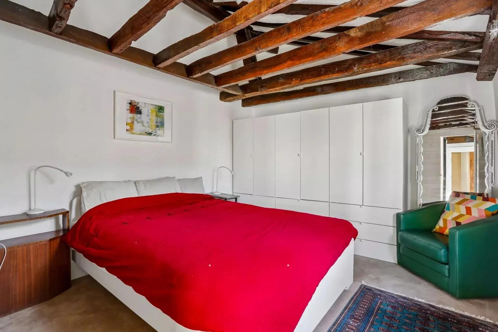 Chambre avec poutres apparentes et placards