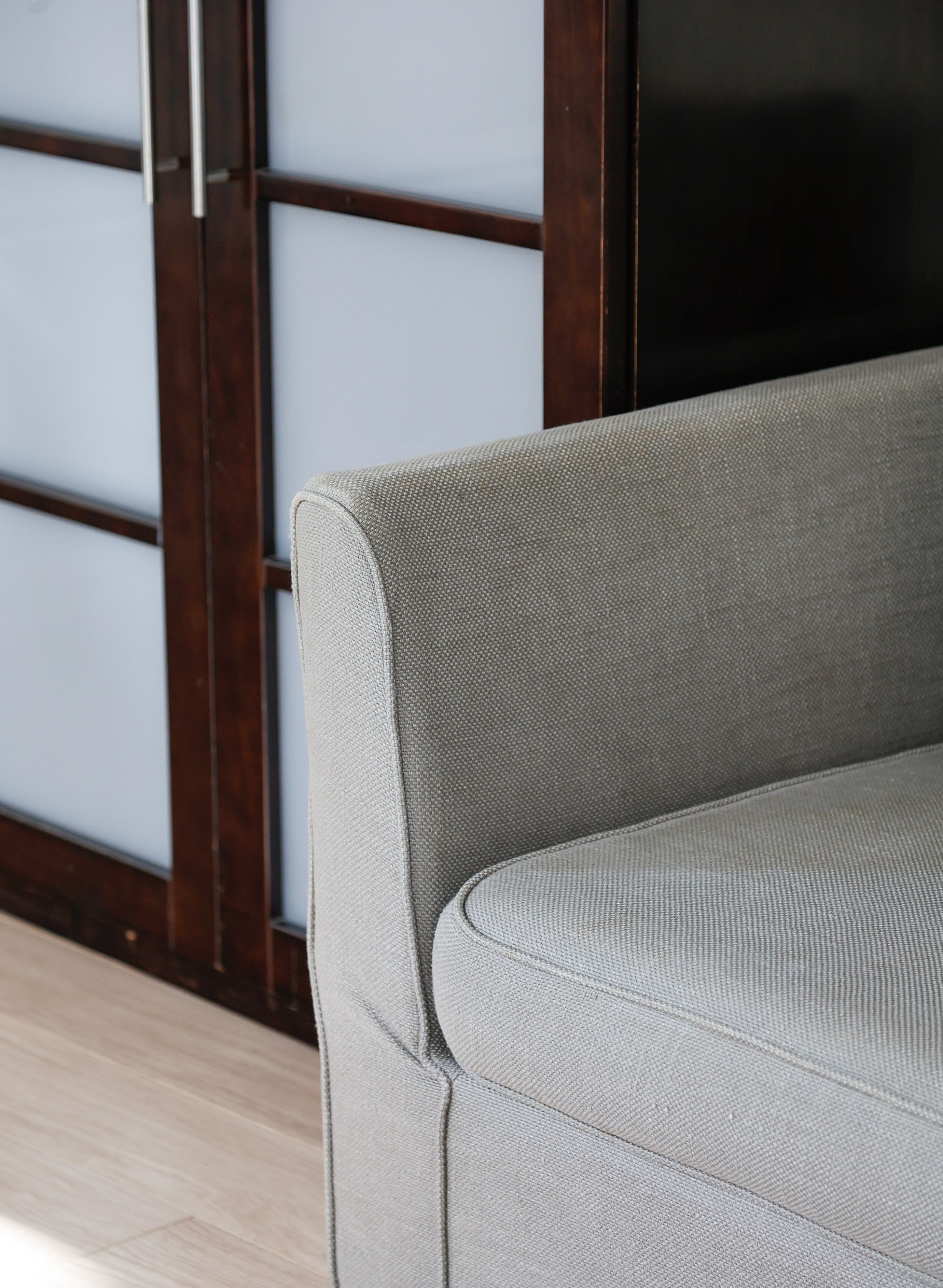 Séjour lumineux et chaleureux avec canapé confortable