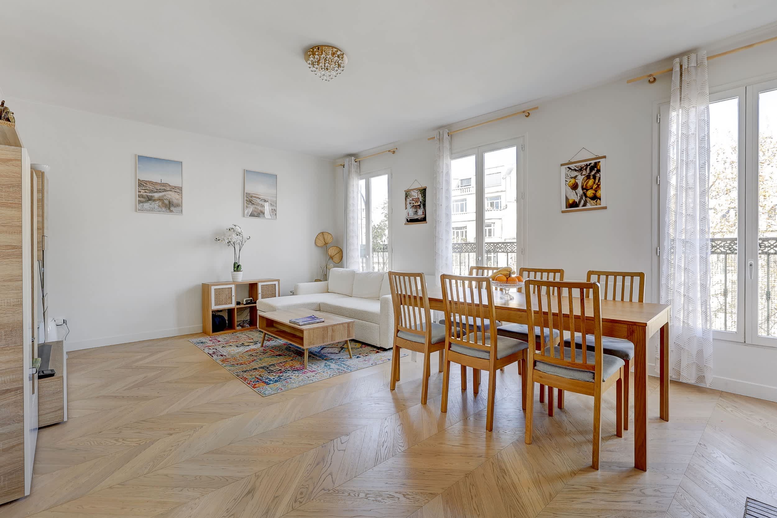 Appartement haussmannien dernier étage rue Meslay près de République Paris 3e, salon lumineux et traversant avec canapé-lit design et décoration raffinée