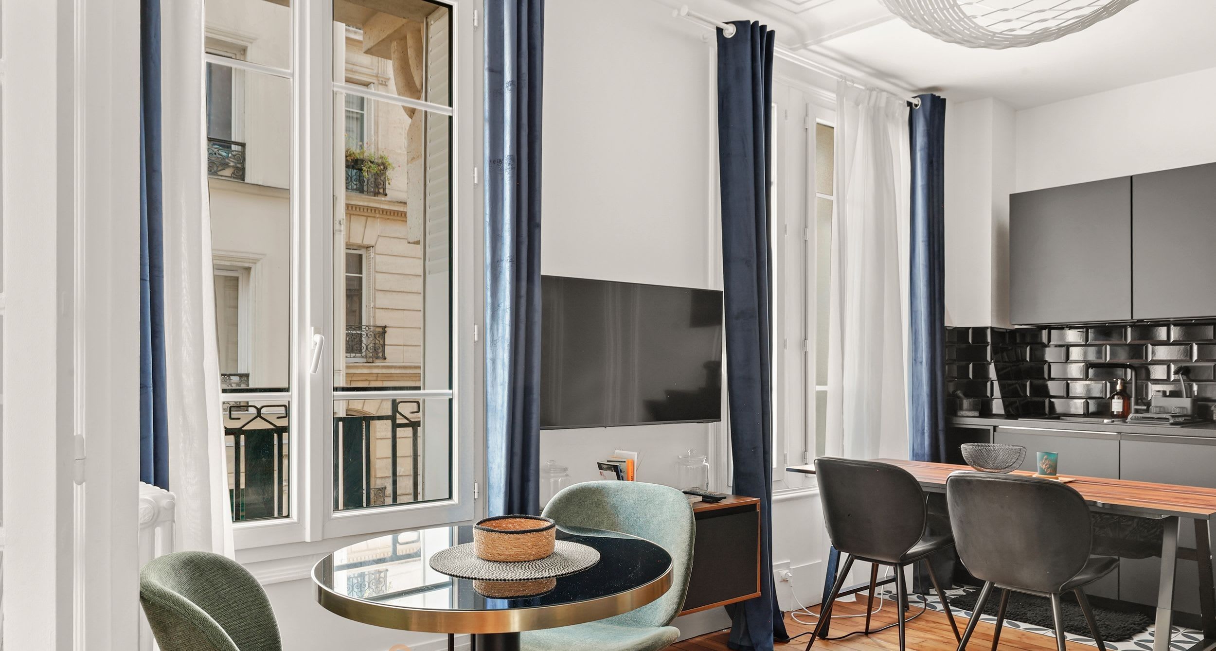 Séjour d'un appartement meublé de 42 m² rue Boursault Paris 17e