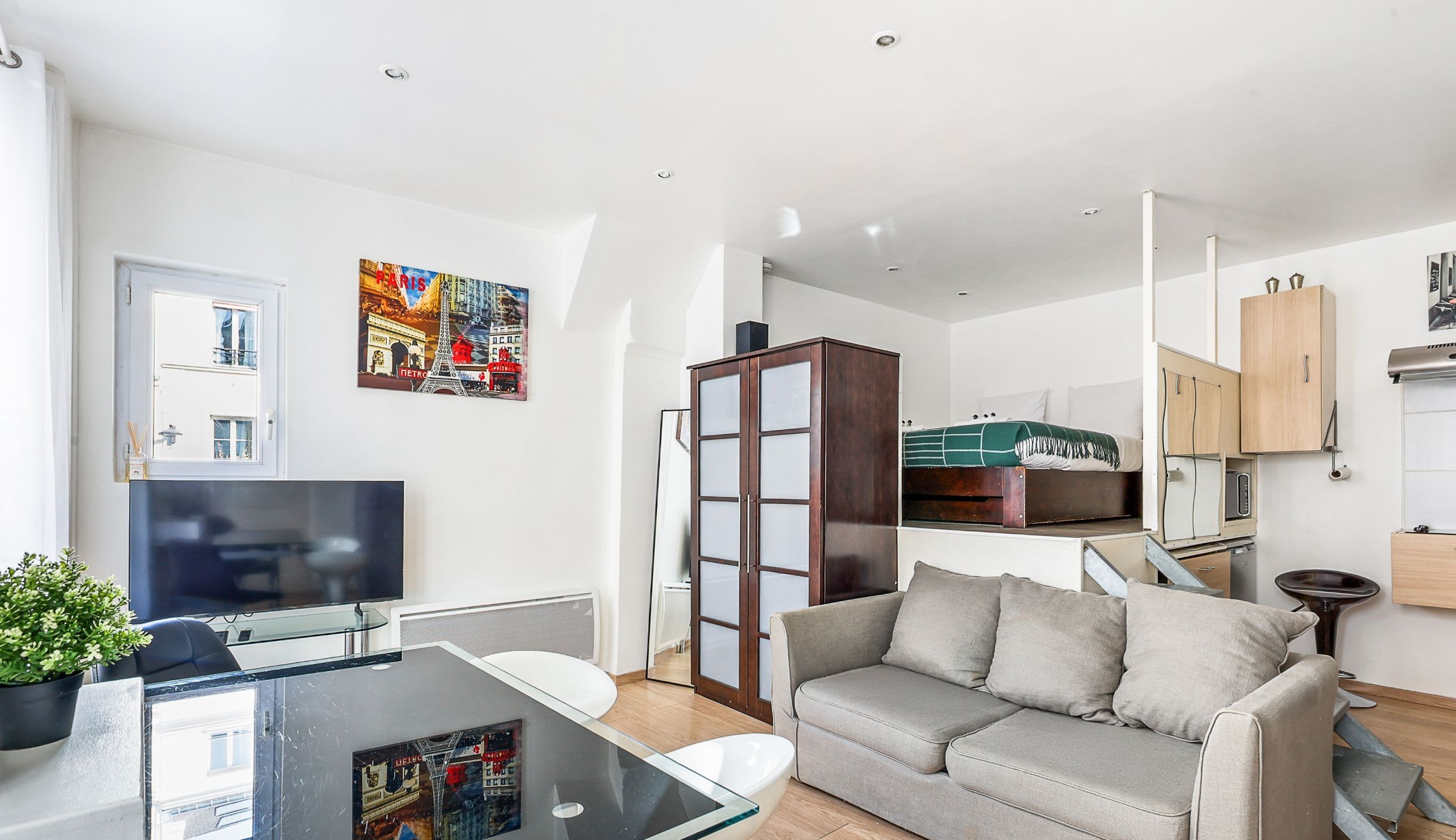 Séjour lumineux et chaleureux avec canapé confortable