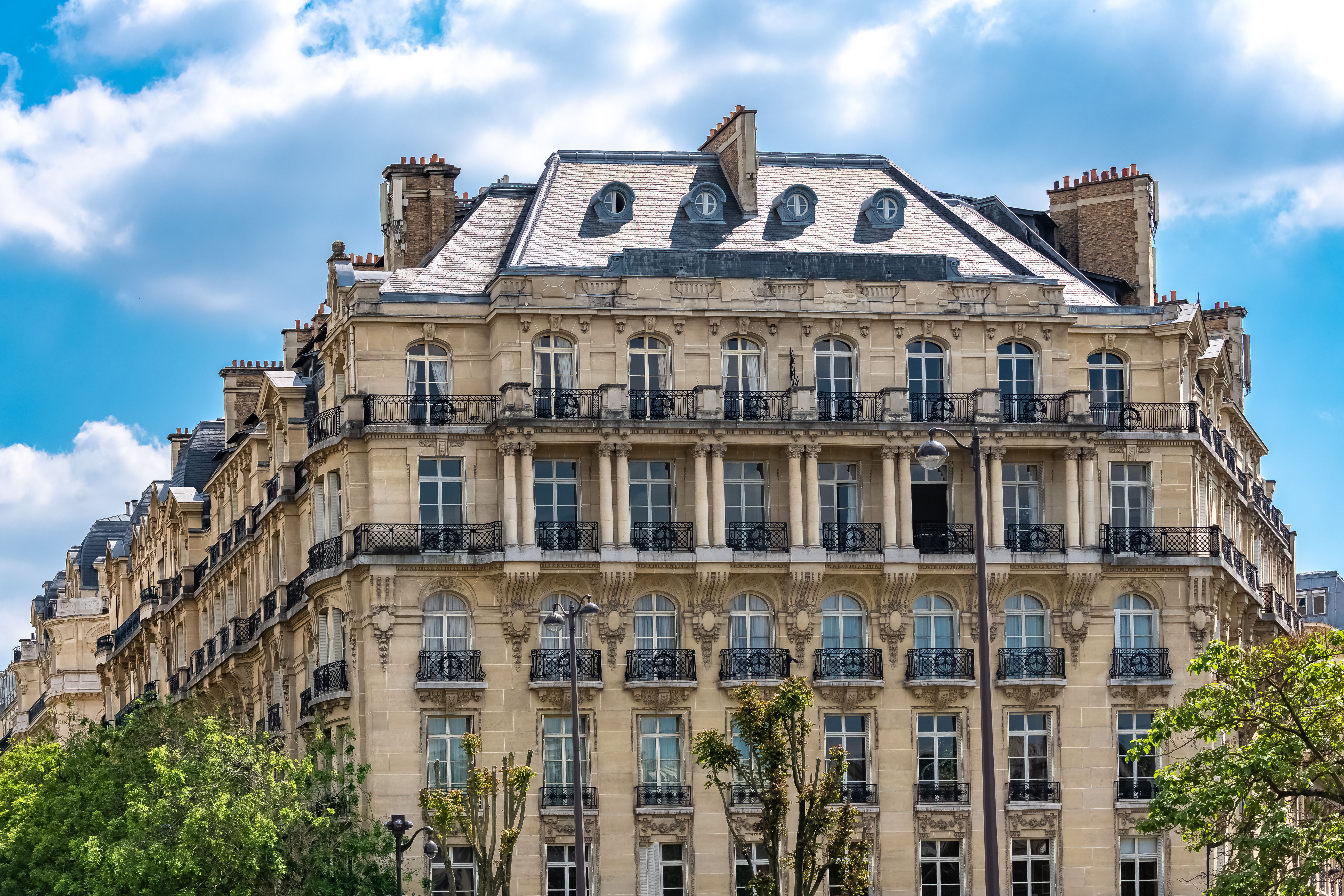 Passeport canadien et carte des arrondissements de Paris