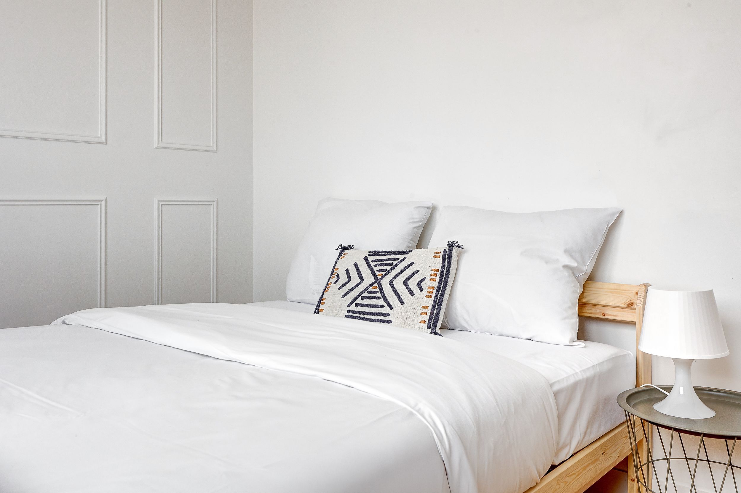 Photo du lit avec table basse