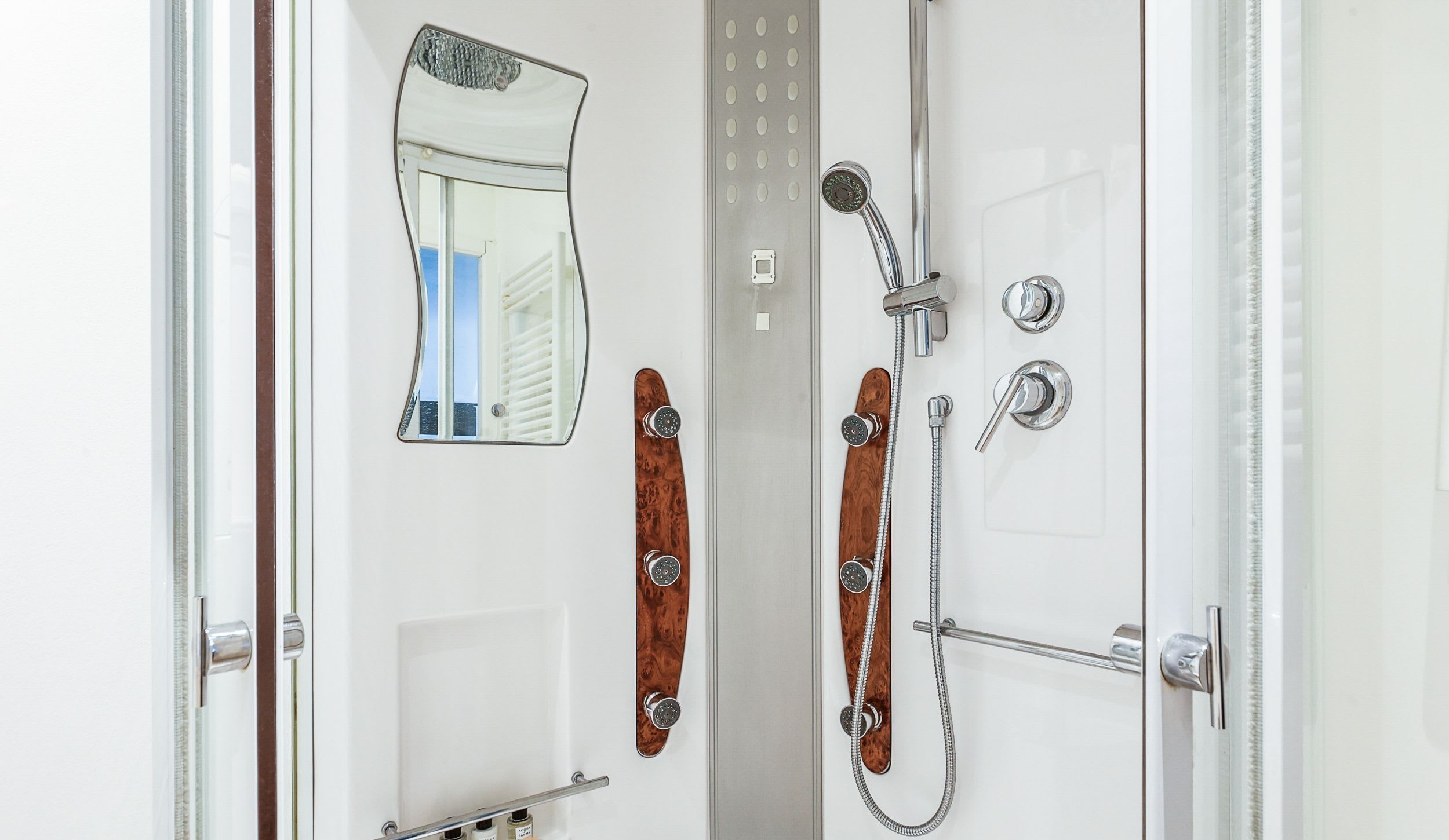 Salle de bain équipée avec douche et toilette