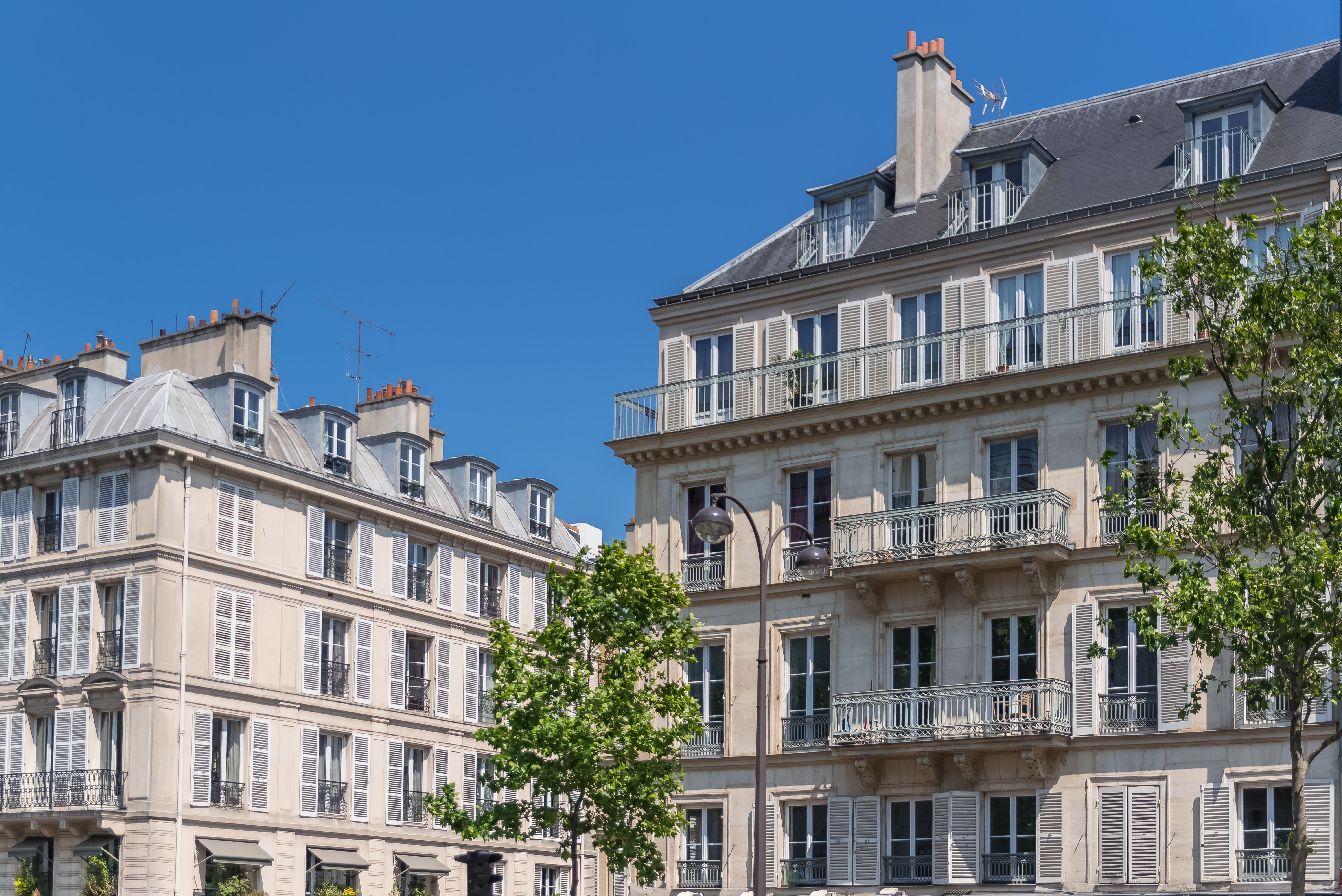 Propriétaire non résident gérant son bien parisien à distance depuis un appartement haussmannien parisien