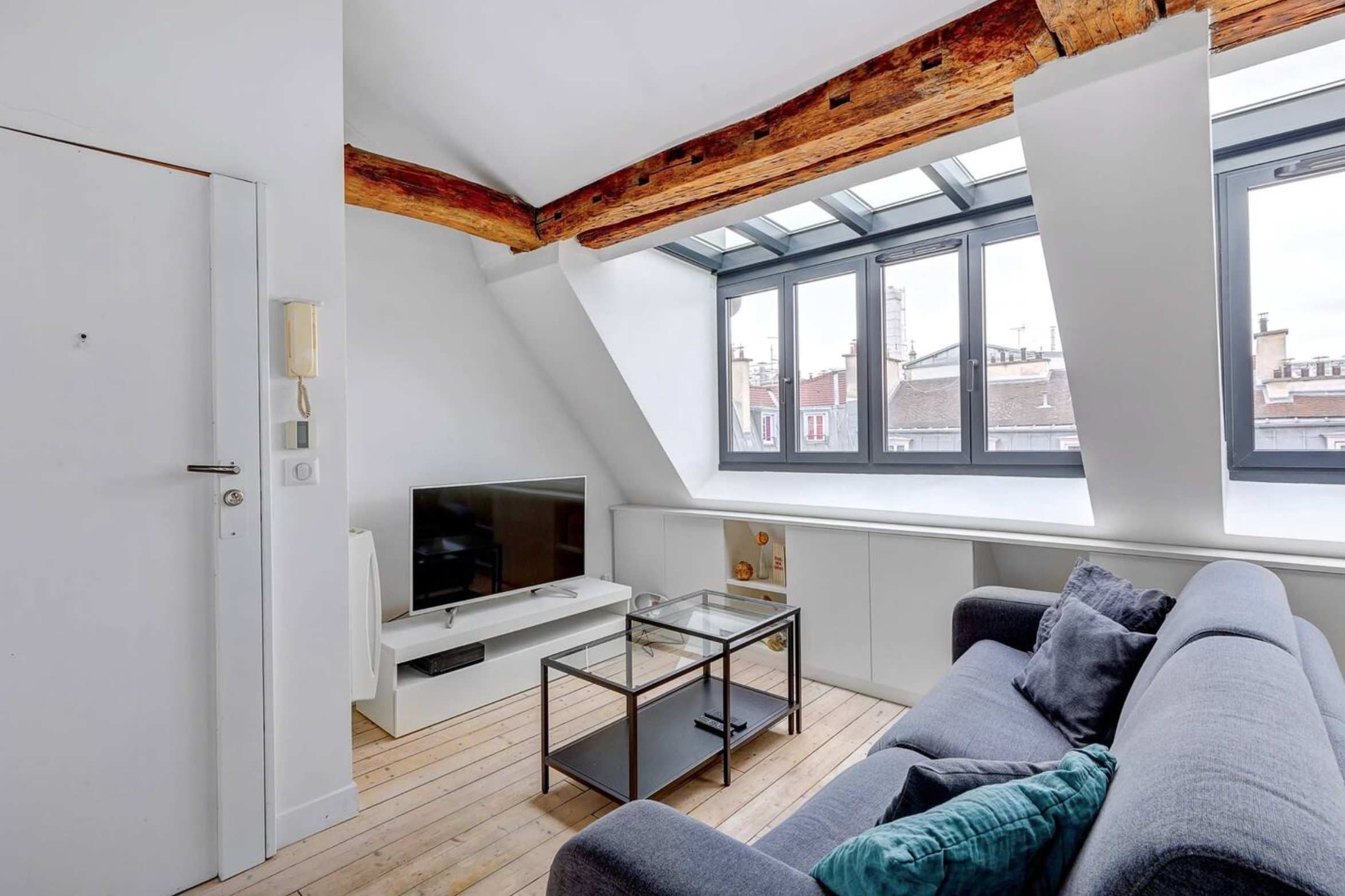 Profitez d'un coin TV cosy, où vous pourrez vous installer confortablement pour des moments de divertissement en toute tranquillité