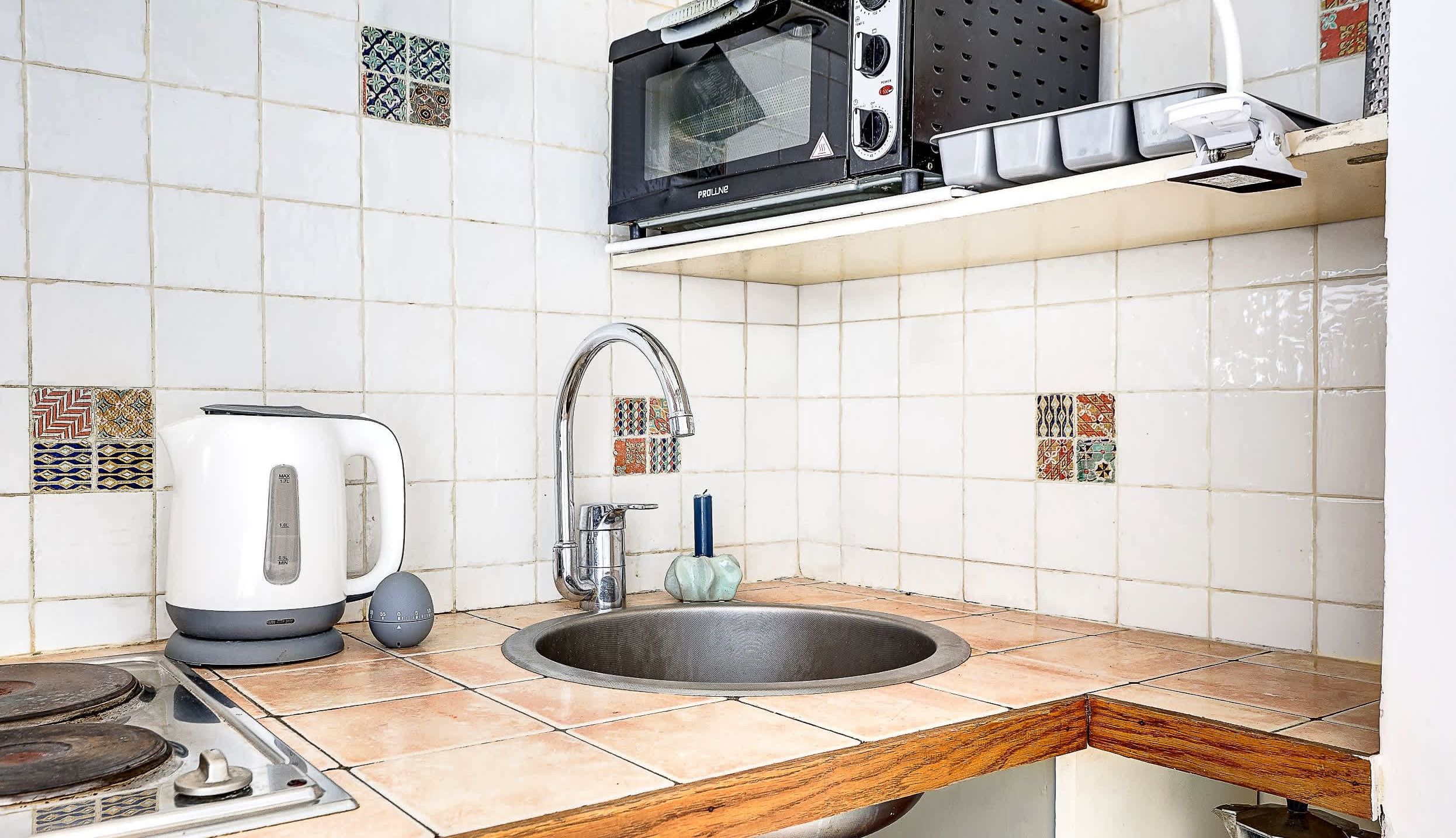 Functional and equipped kitchen: kettle, microwave, stovetop, etc.