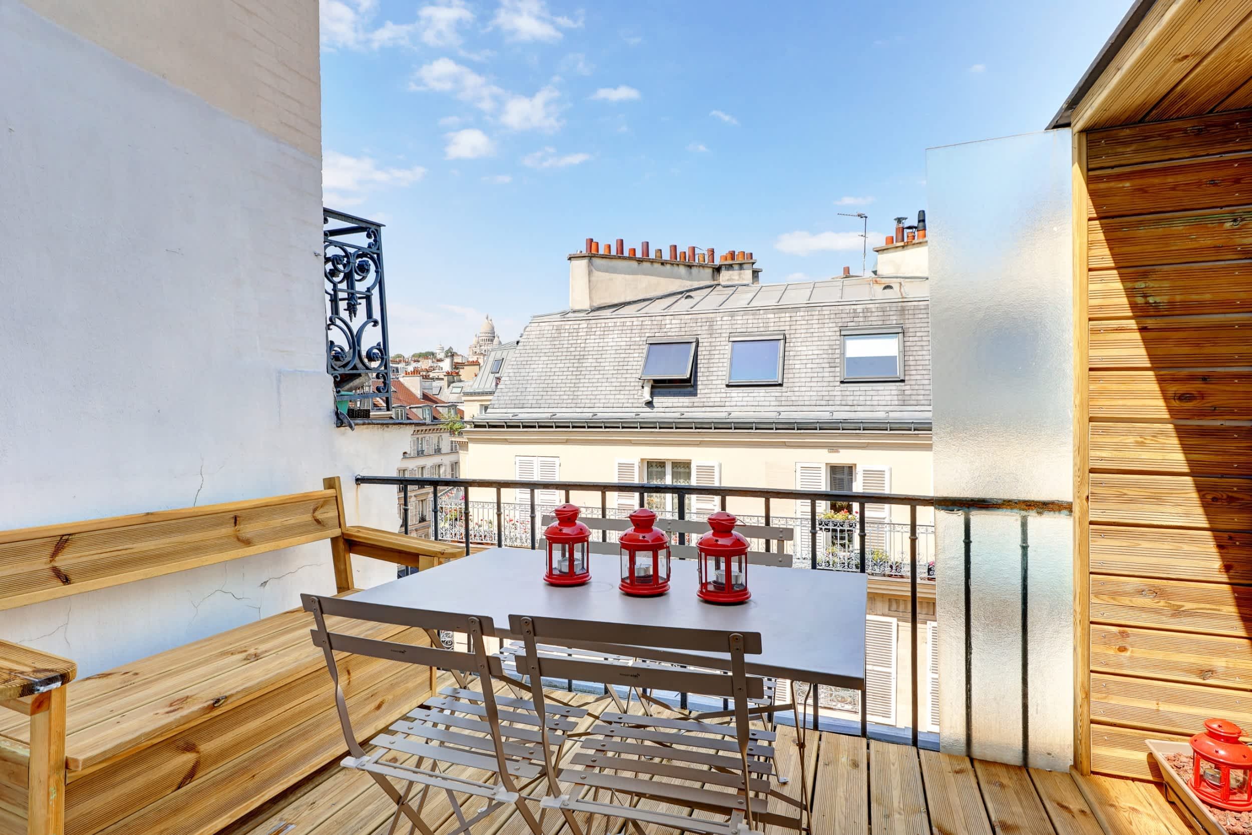 Petit balcon avec vue sur les toits