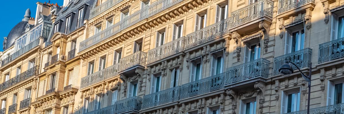 Ce qu'il ne faut pas réparer avant de vendre à Paris - façade haussmannienne aux balcons en fer forgé au couchant