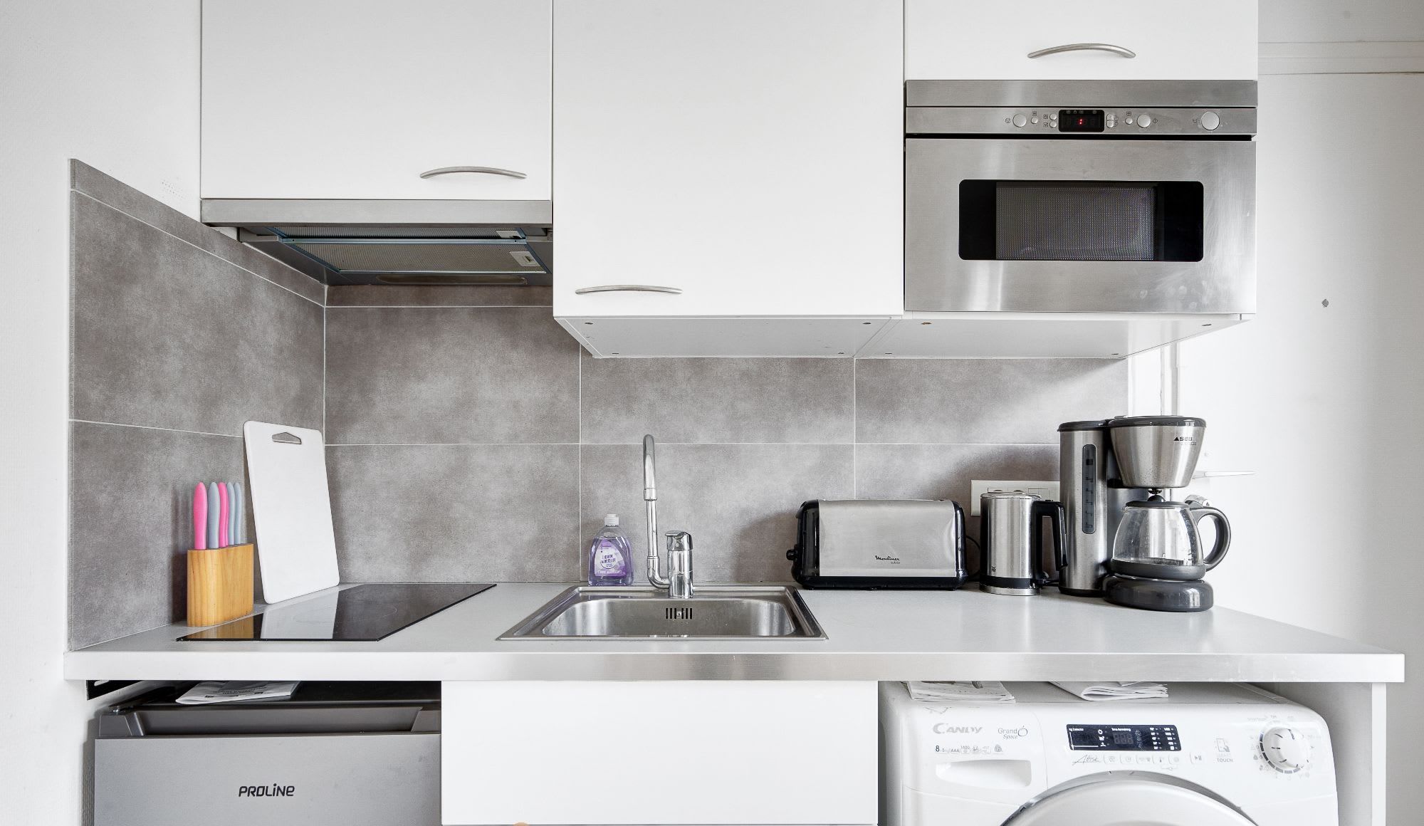 Functional, fully equipped kitchenette: washing machine, microwave, toaster, storage cabinets, etc.