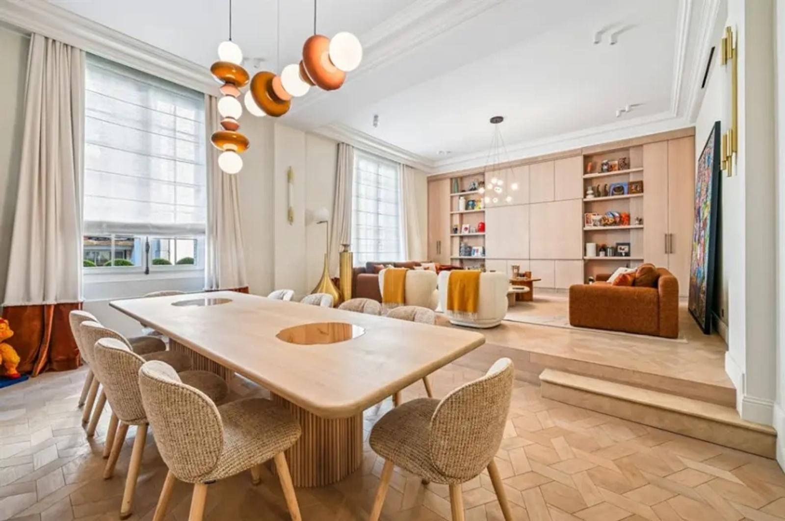 Salle à manger avec hauts plafonds à Paris 16e