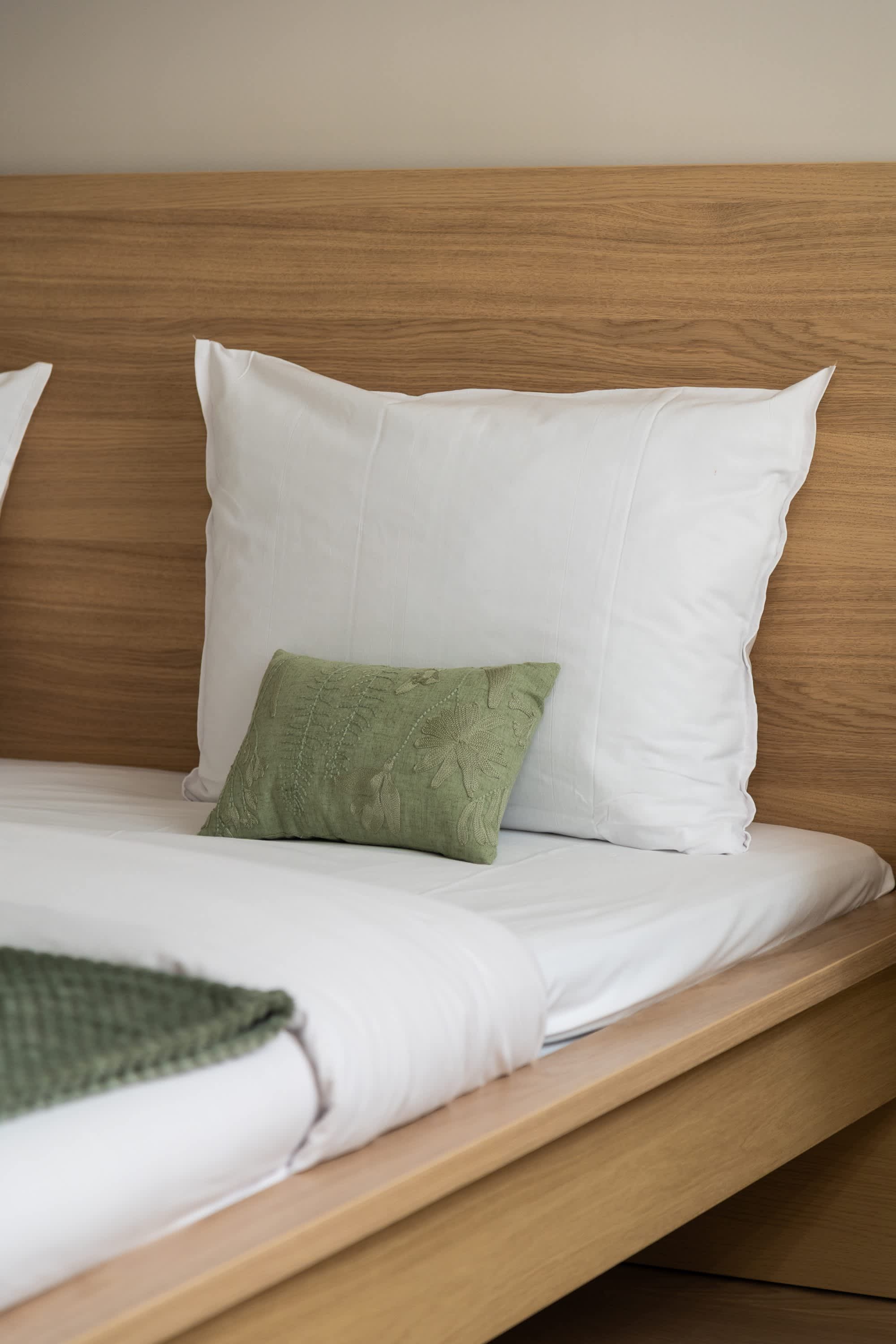 Appartement meublé rénové de 55 m² rue des Tournelles Paris 4e, canapé-lit et coin repas dans un intérieur lumineux du Marais