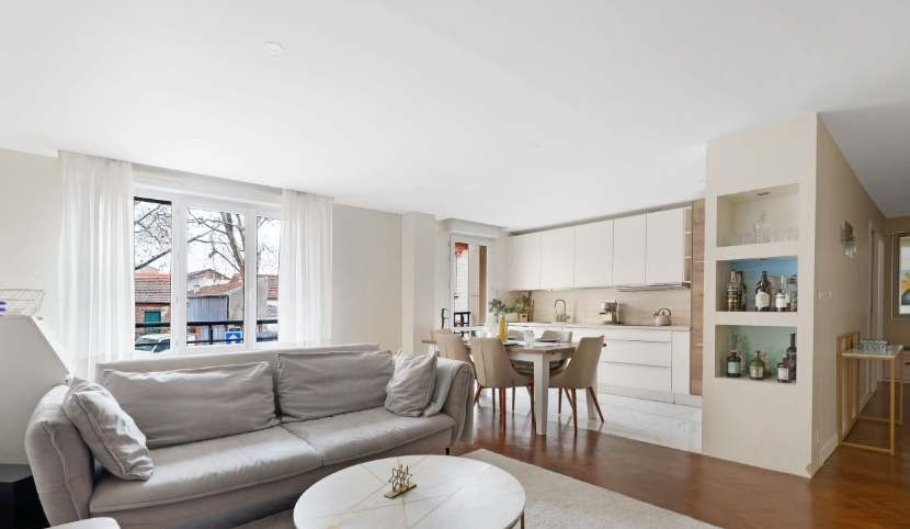 A bright and welcoming living area, perfect for relaxing and unwinding after a day of exploring.