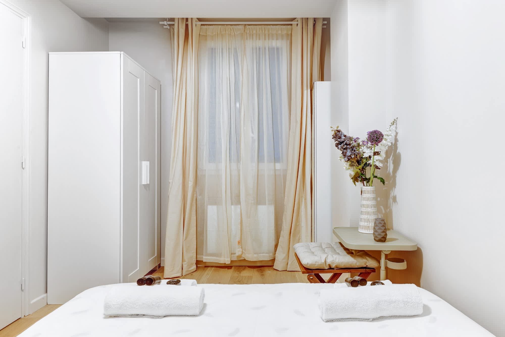 Appartement meublé rénové de 55 m² rue des Tournelles Paris 4e, canapé-lit et coin repas dans un intérieur lumineux du Marais