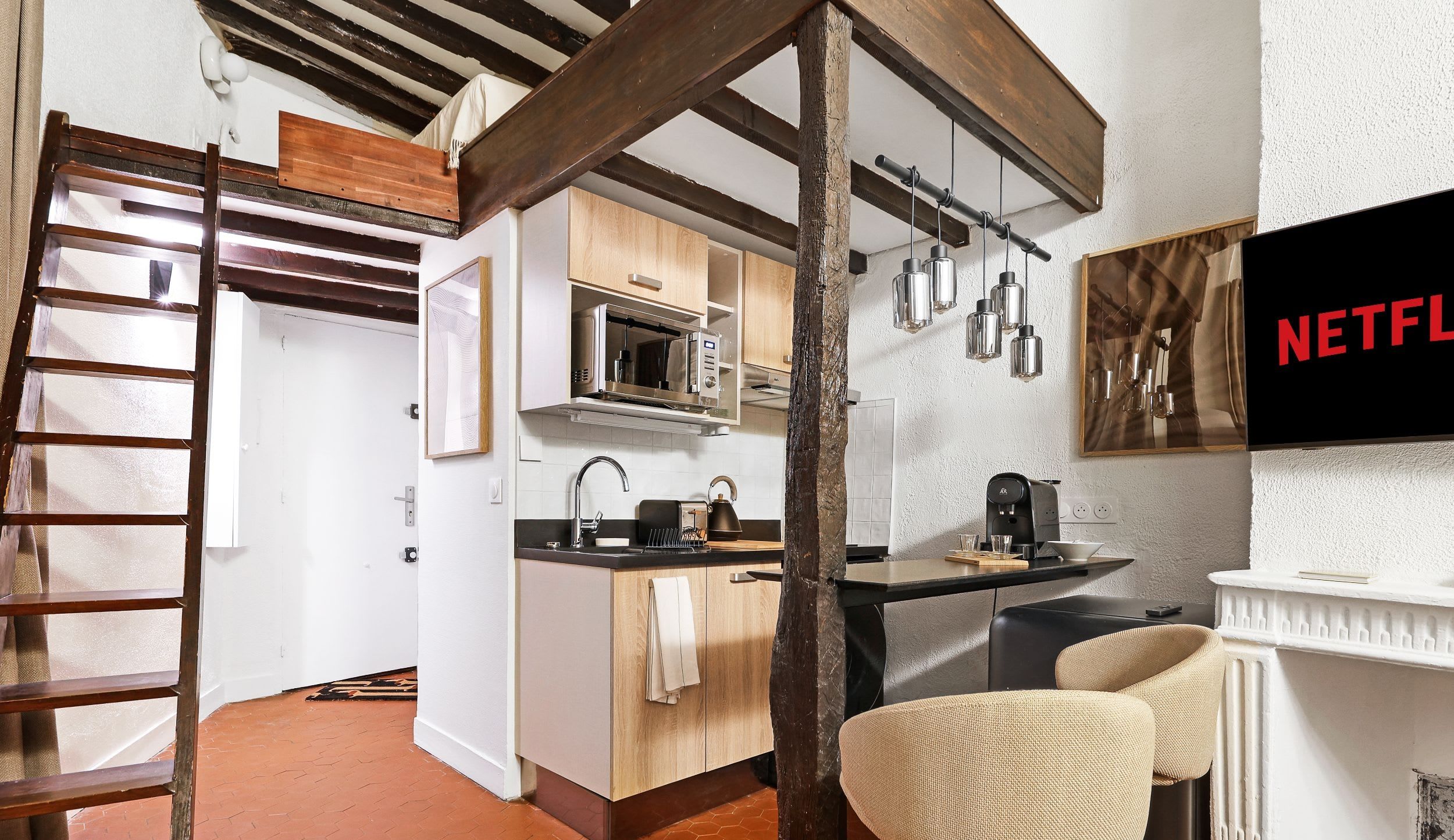Fully equipped kitchen.
