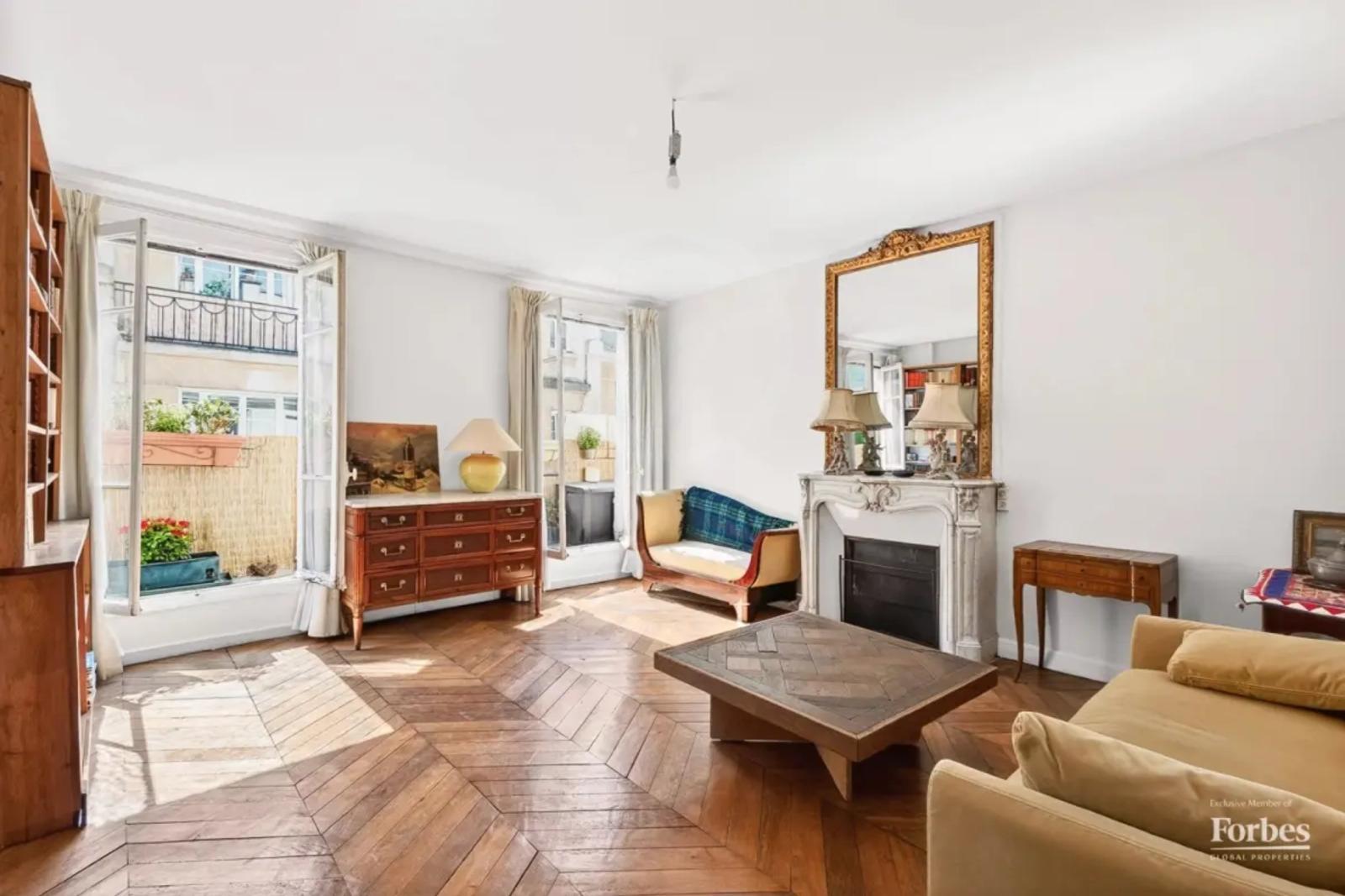 Salon ensoleillé avec cheminée et parquet