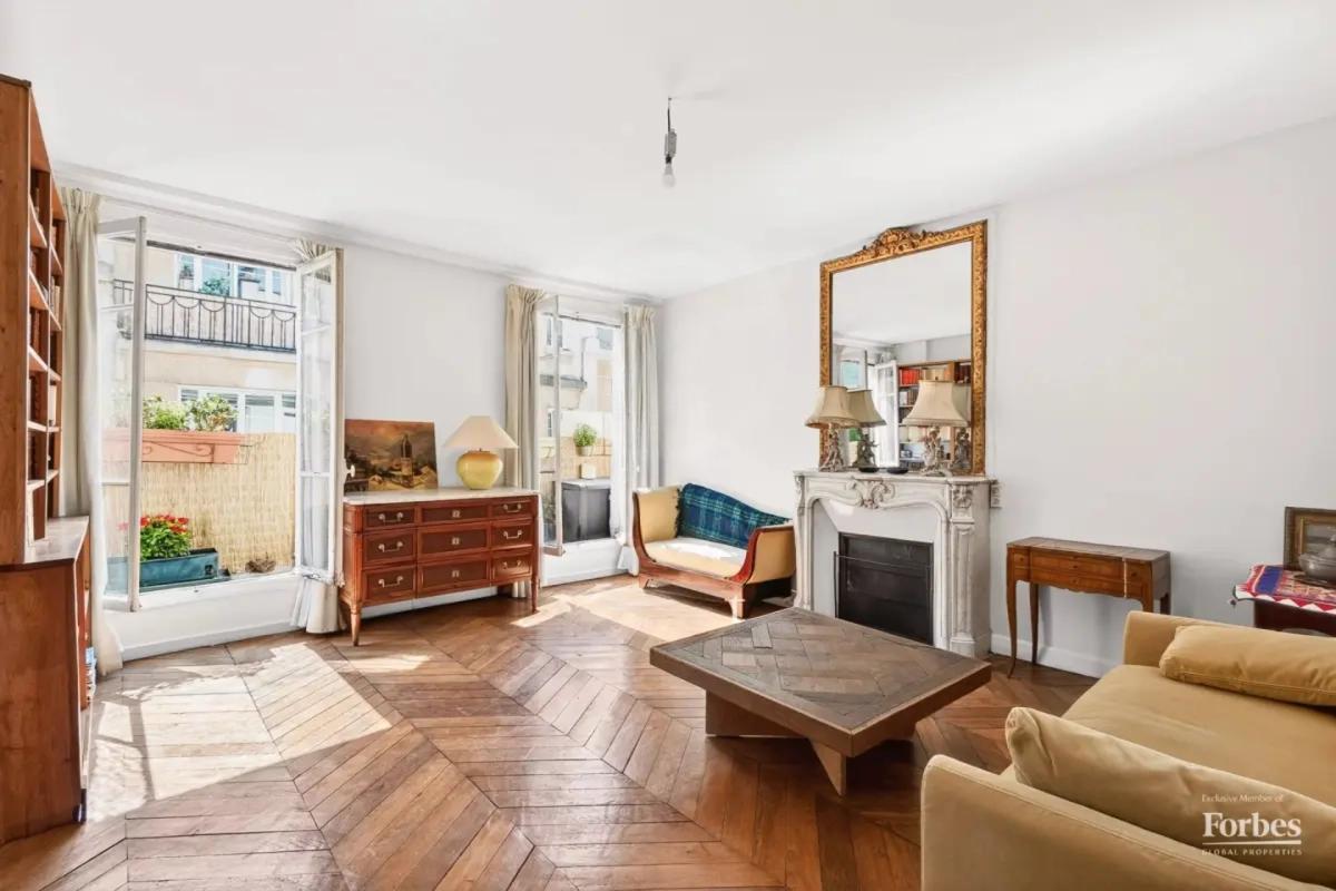 Salon ensoleillé avec cheminée et parquet
