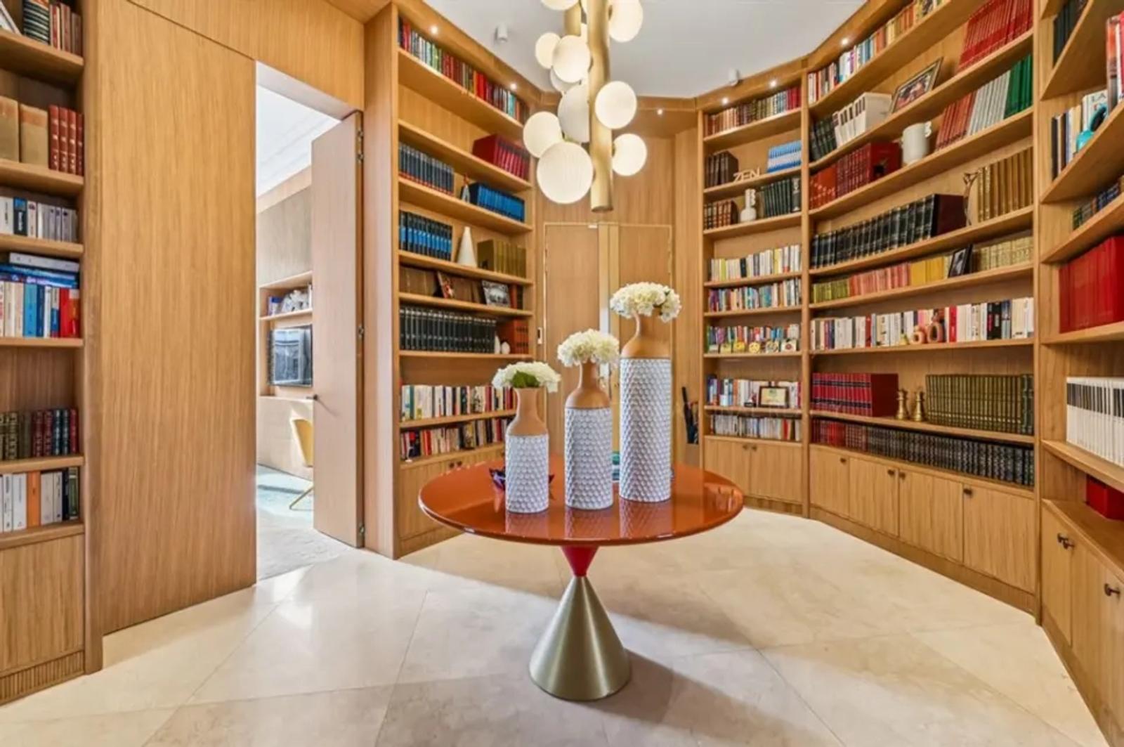 Bibliothèque en boiserie avec étagères sur mesure